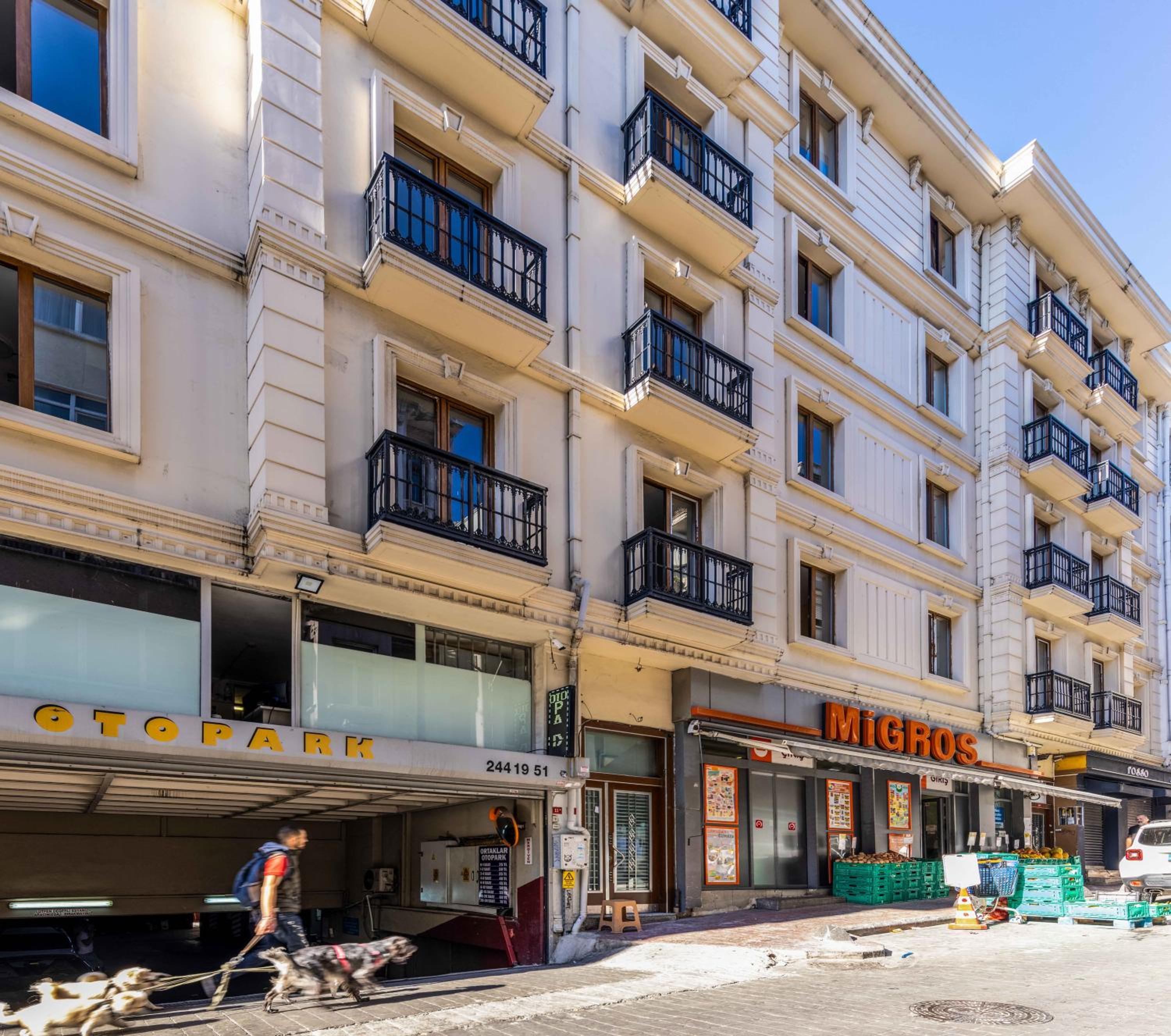 Monnas Suite - Image 51