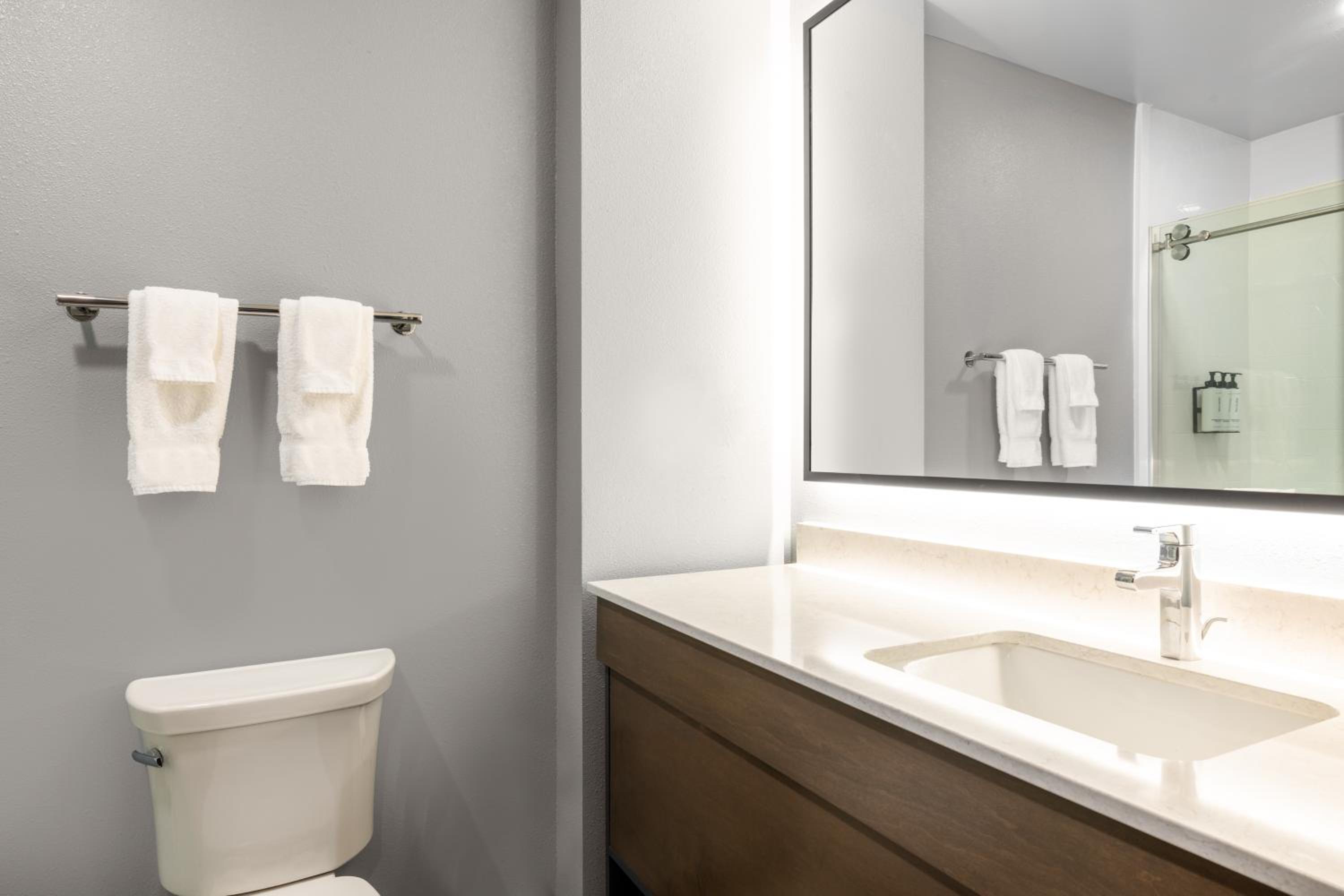 Kearney Vacations - Crowne Plaza - Kearney, an IHG Hotel - Property Image 3