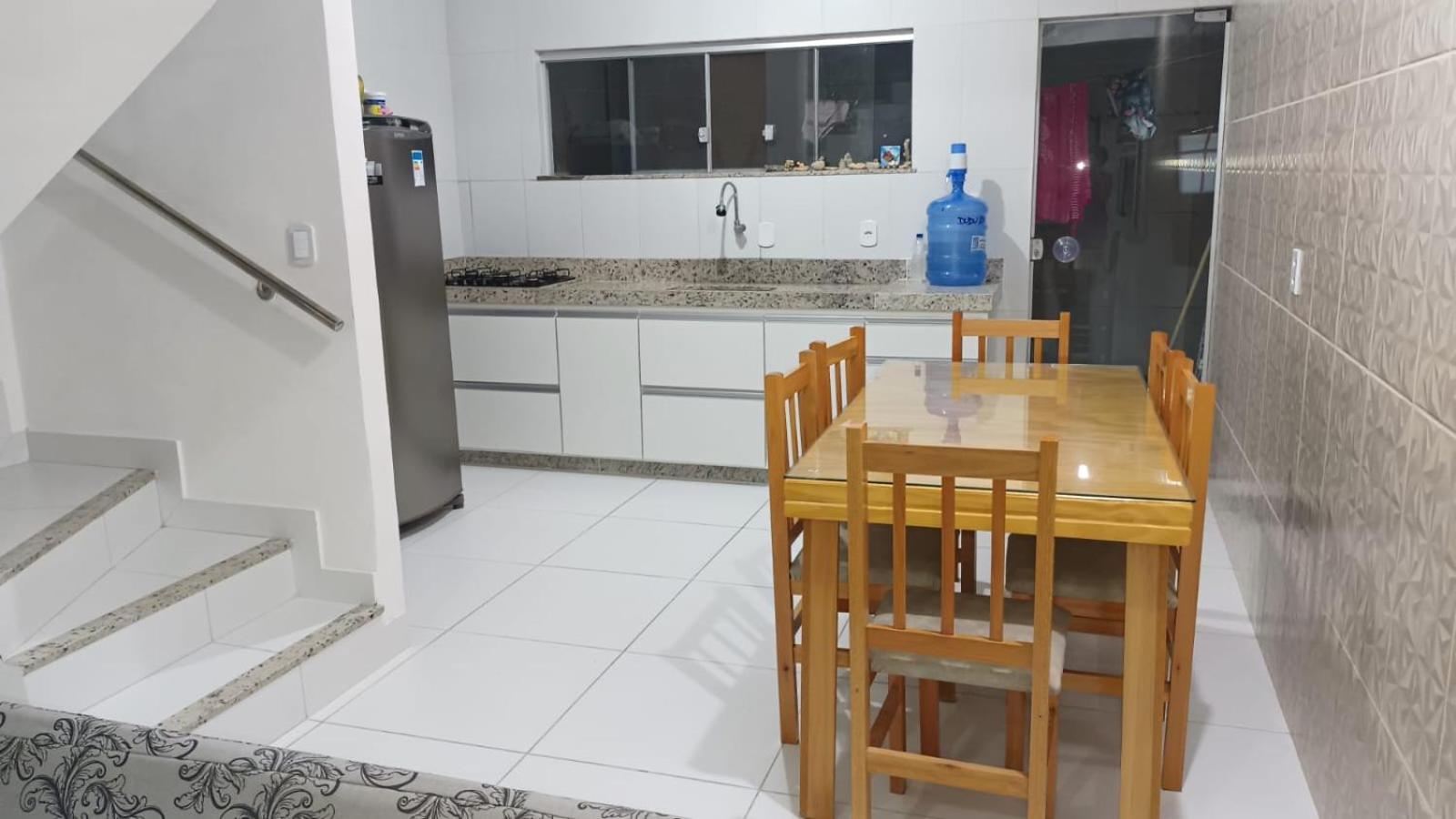 Casa para temporada 50m da praia em Condomínio 2 Suítes Ar Wi-Fi Rápida Ideal para Família