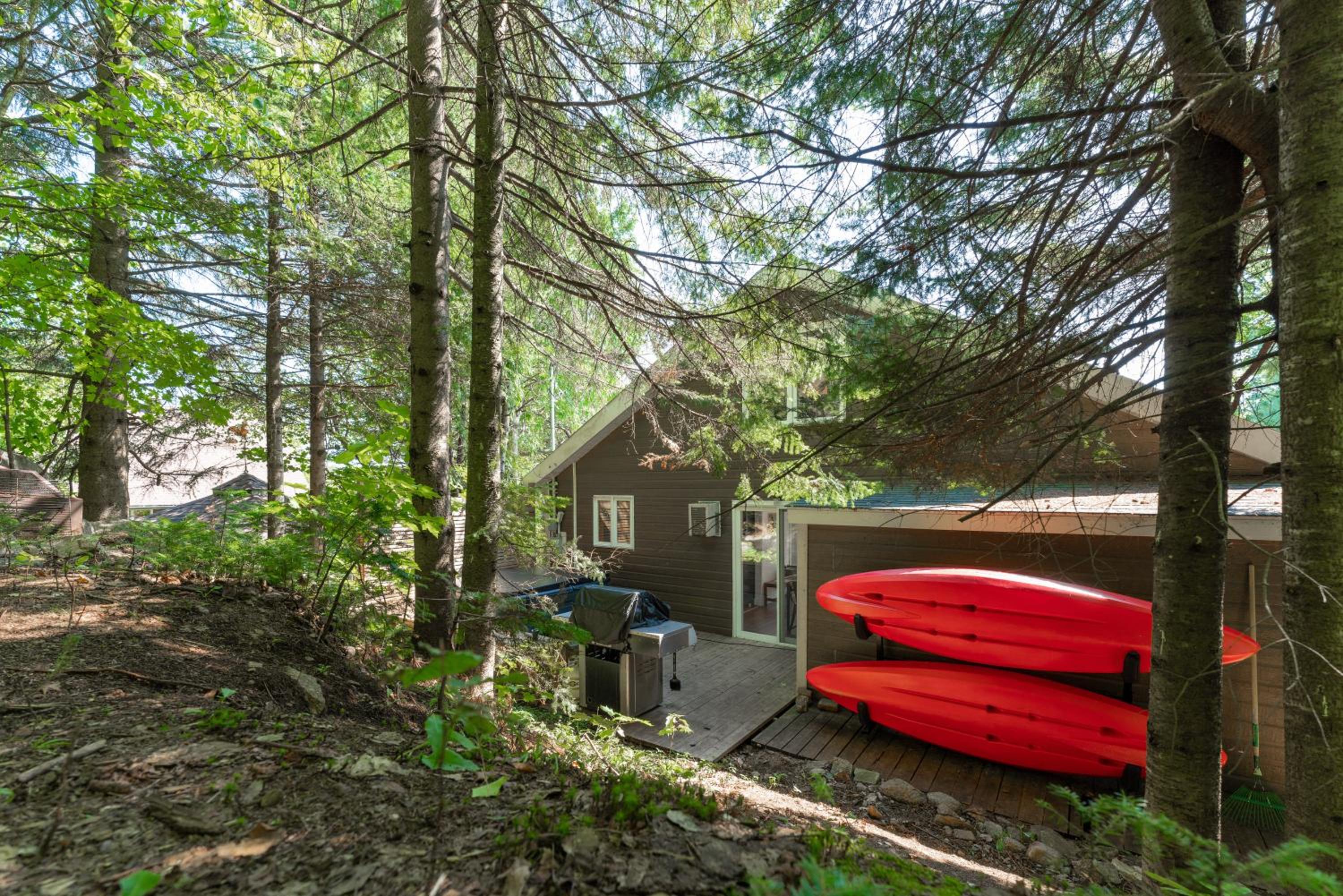Rustic Chalet Le Cozy hot tub Lakeview - Beach - Familizoo -Aquaclub - full of near by activities