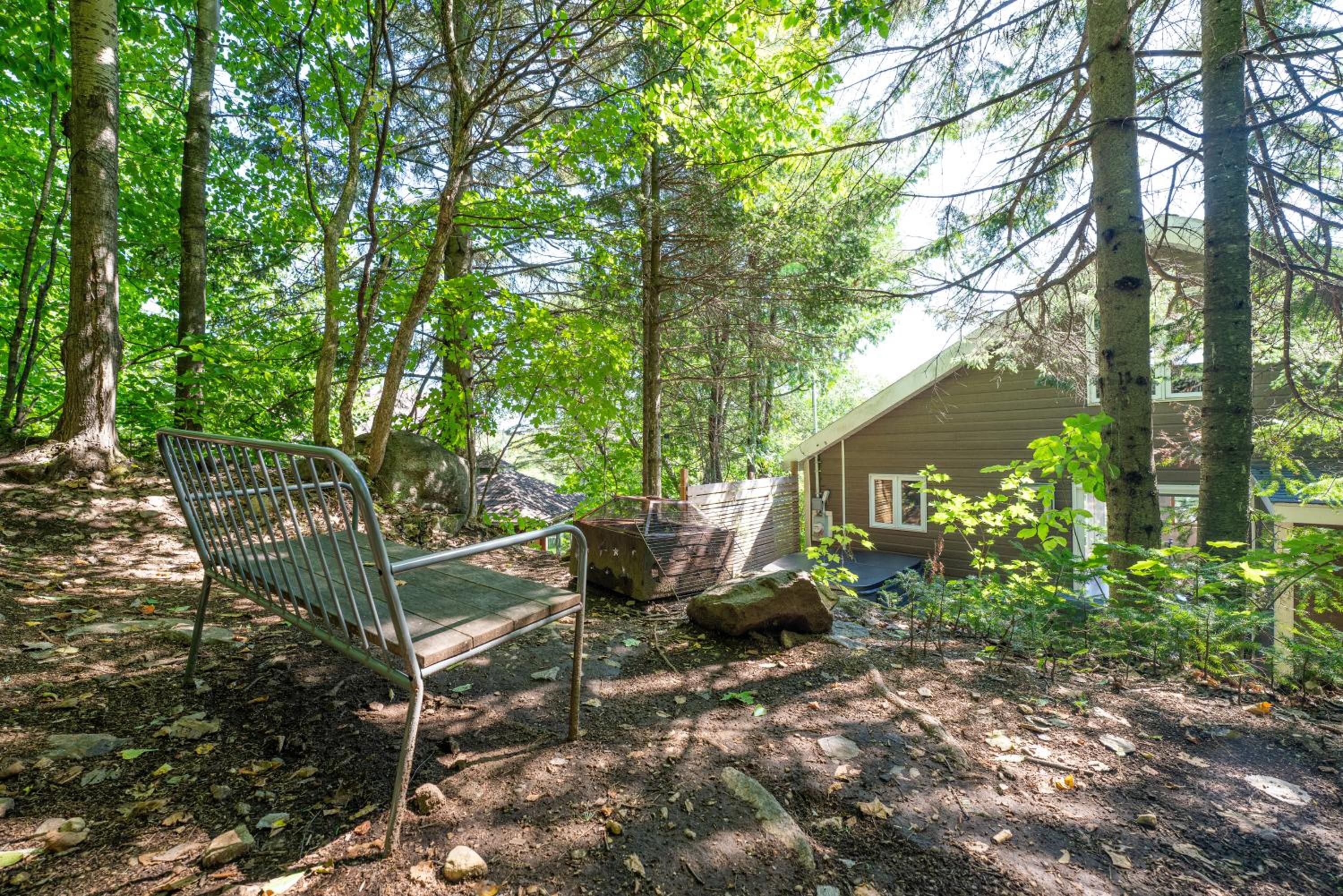 Rustic Chalet Le Cozy hot tub Lakeview - Beach - Familizoo -Aquaclub - full of near by activities