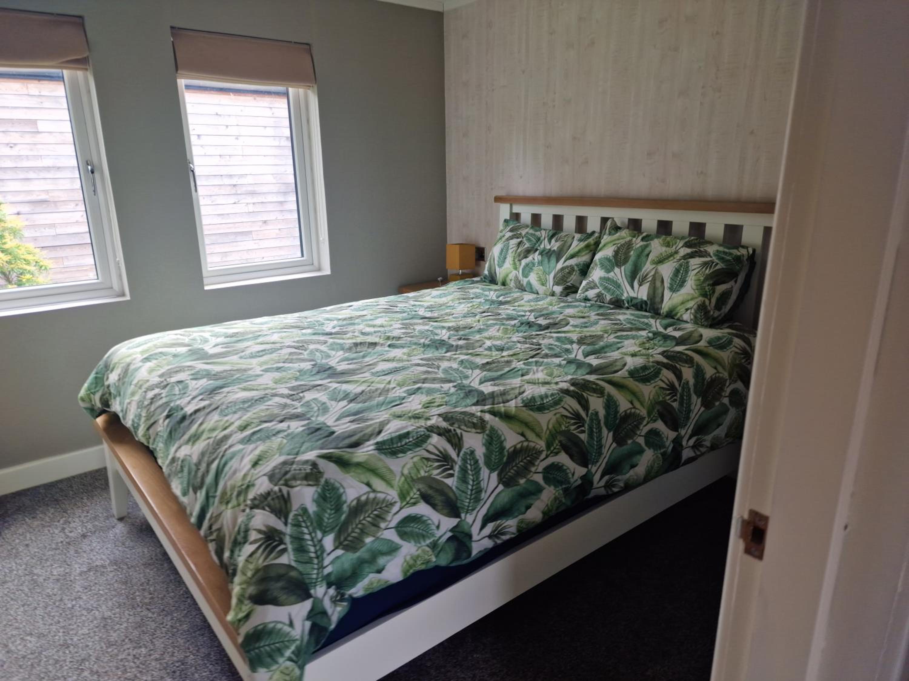 Luxury Lodge - Sleeps 4 hot tub & parking view 4
