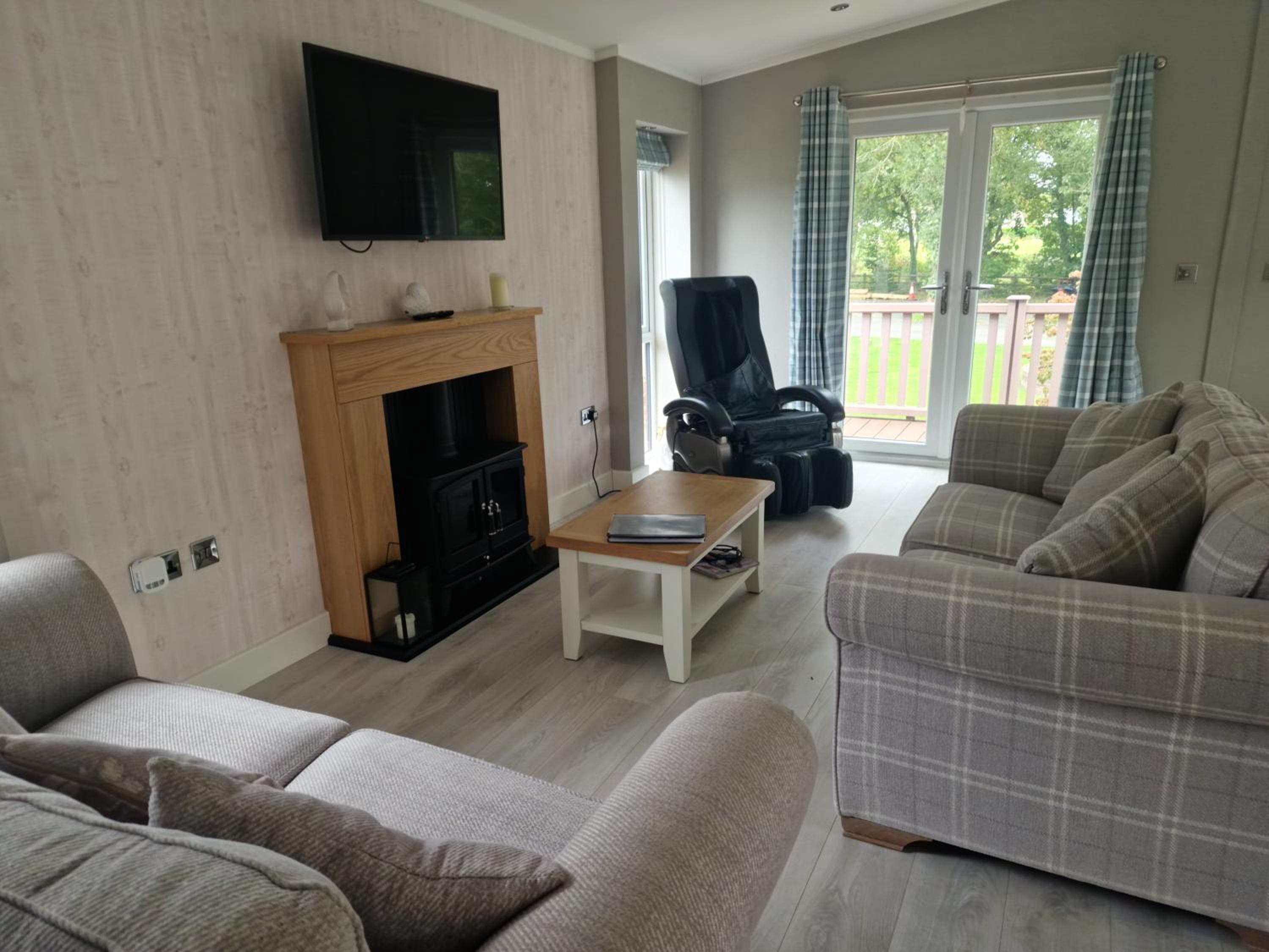 Luxury Lodge - Sleeps 4 hot tub & parking view 2