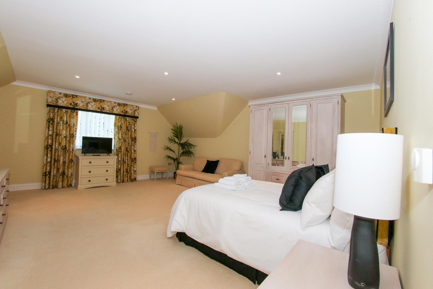 Luxury, Spacious Home with Private Driveway Beaches and Gower in close proximity view 4
