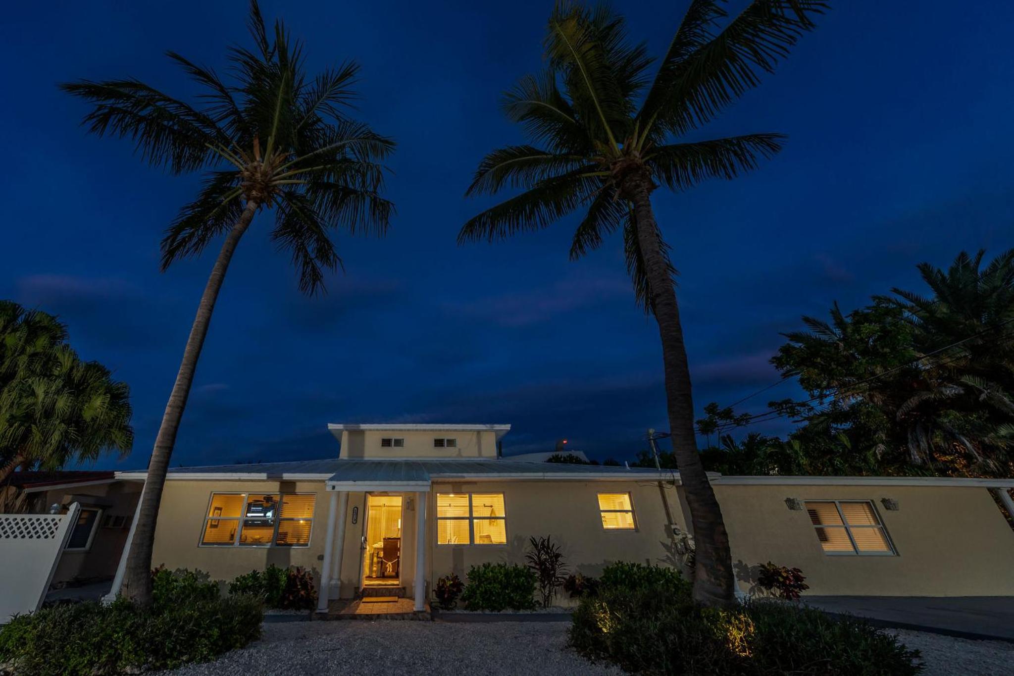 Harbor Hideaway 4bedroom 3Bathrooms Waterfront-Indoor Pool Home view 5