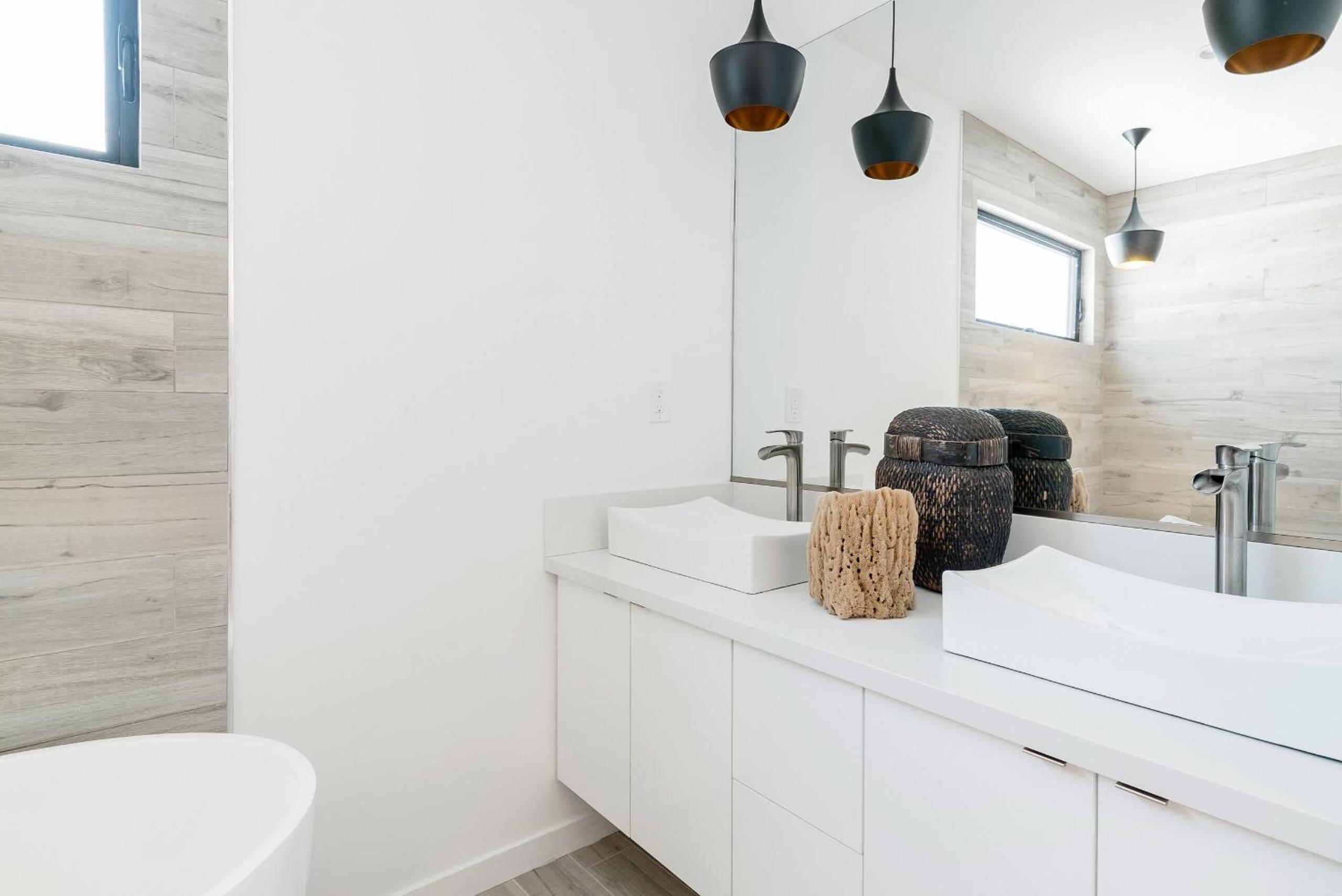 Modern Bungalow with a Pool in Larchmont Village