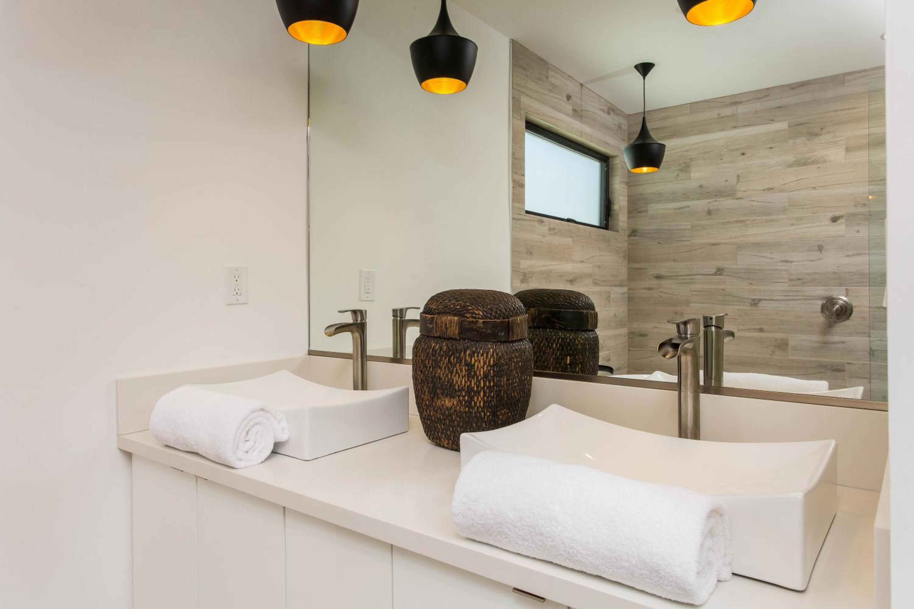 Modern Bungalow with a Pool in Larchmont Village