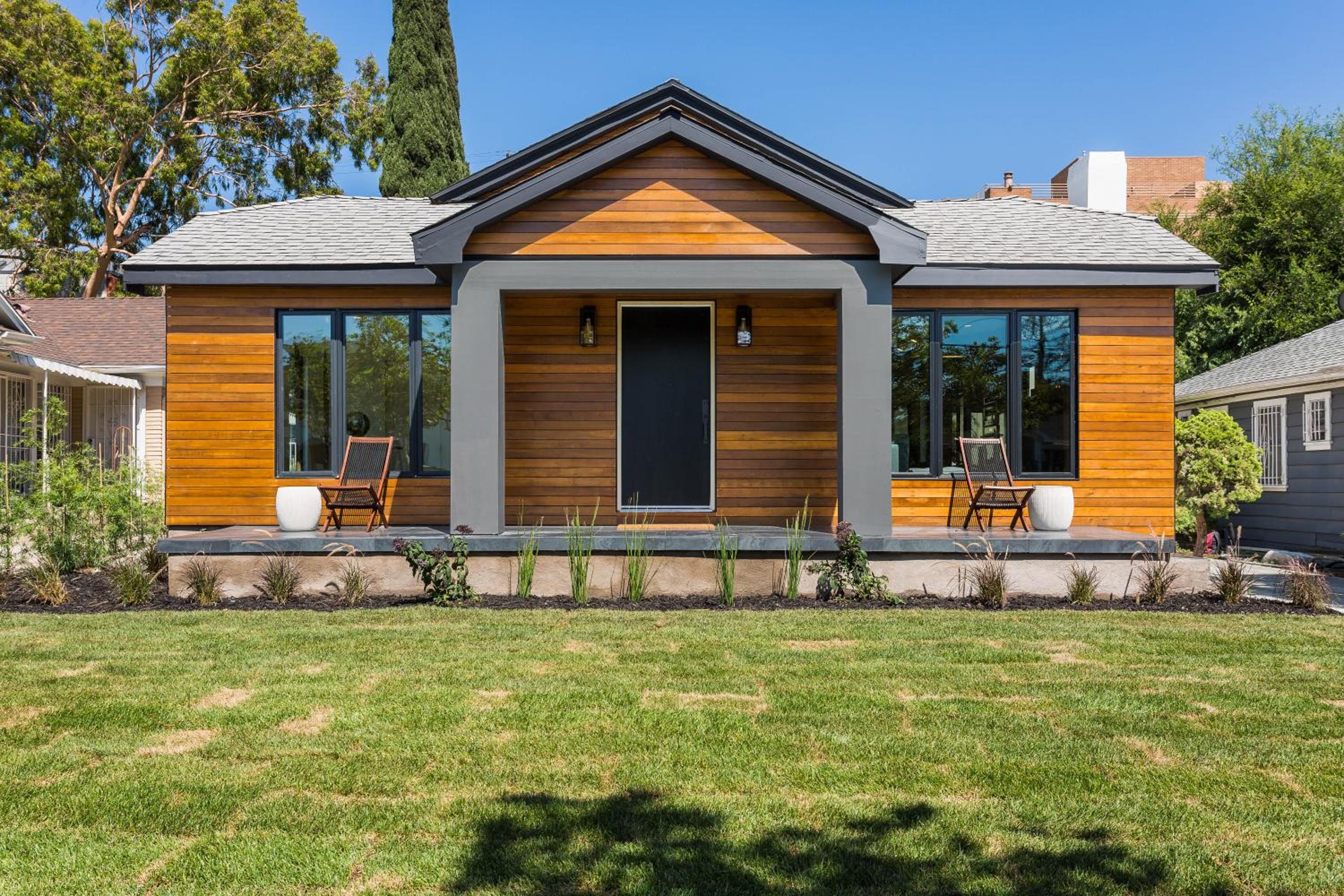 Modern Bungalow with a Pool in Larchmont Village