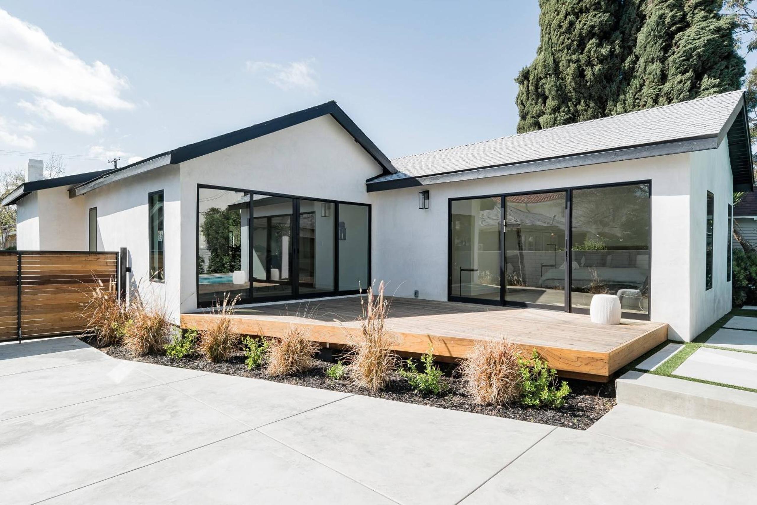 Modern Bungalow with a Pool in Larchmont Village