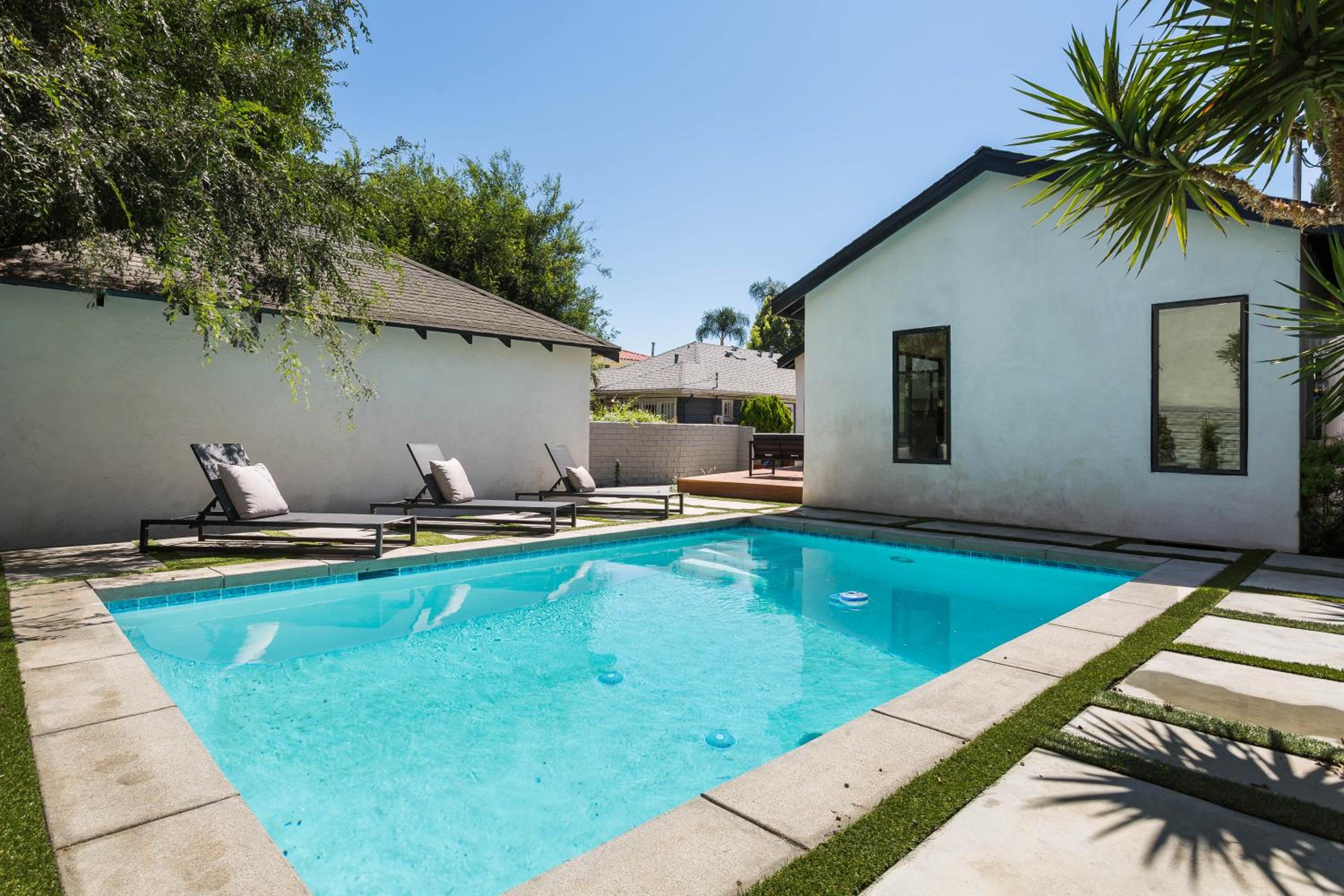 Modern Bungalow with a Pool in Larchmont Village