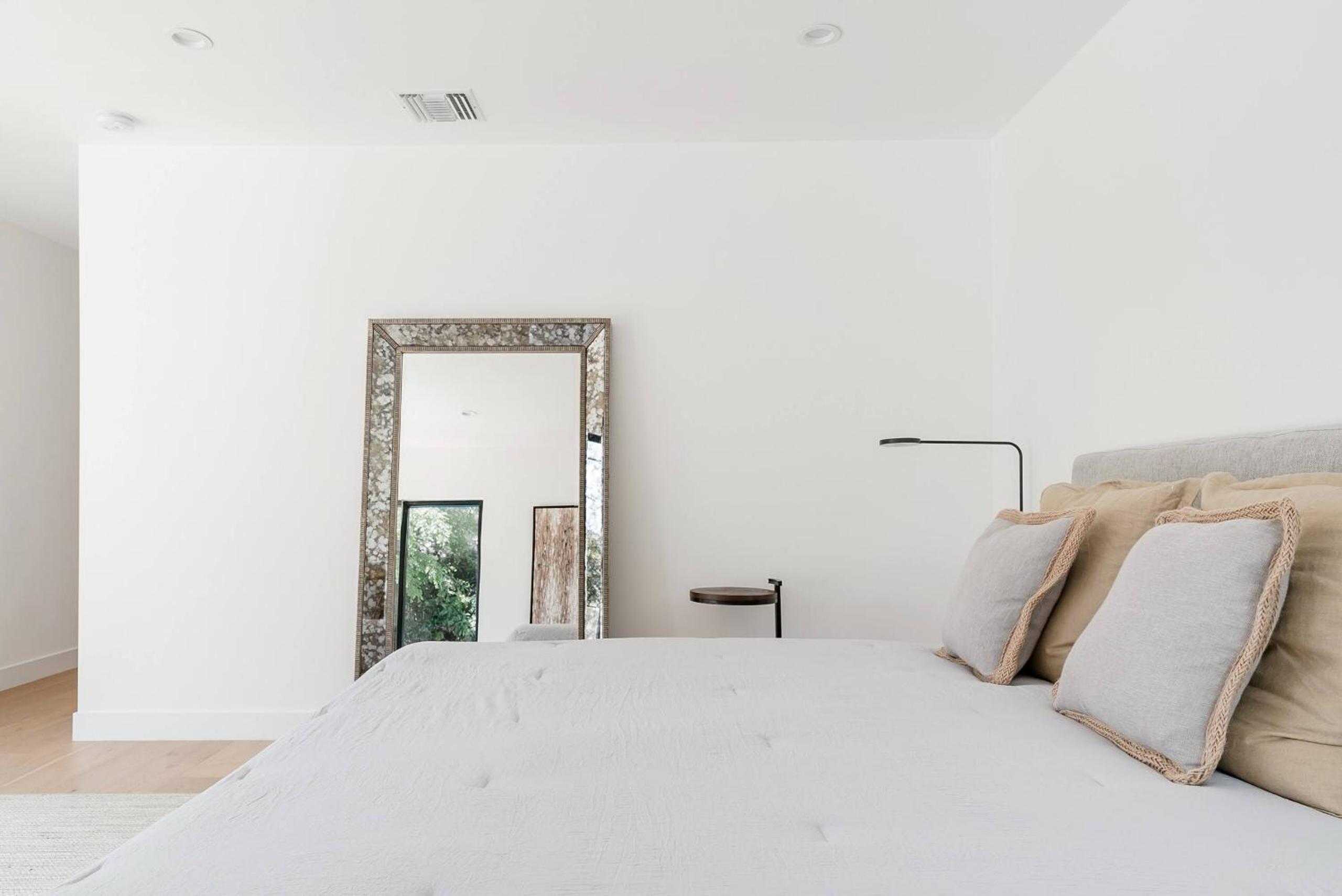 Modern Bungalow with a Pool in Larchmont Village