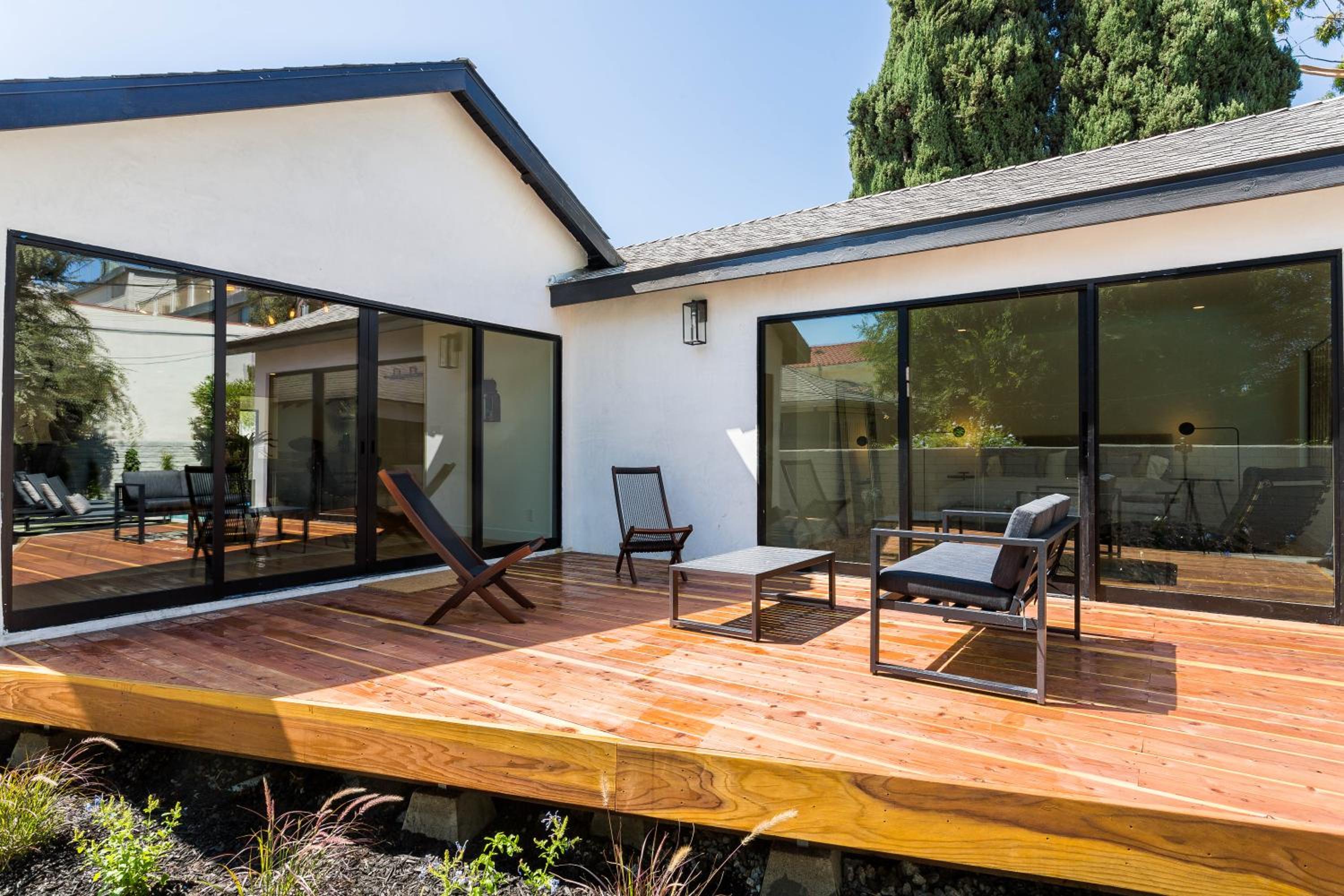 Modern Bungalow with a Pool in Larchmont Village