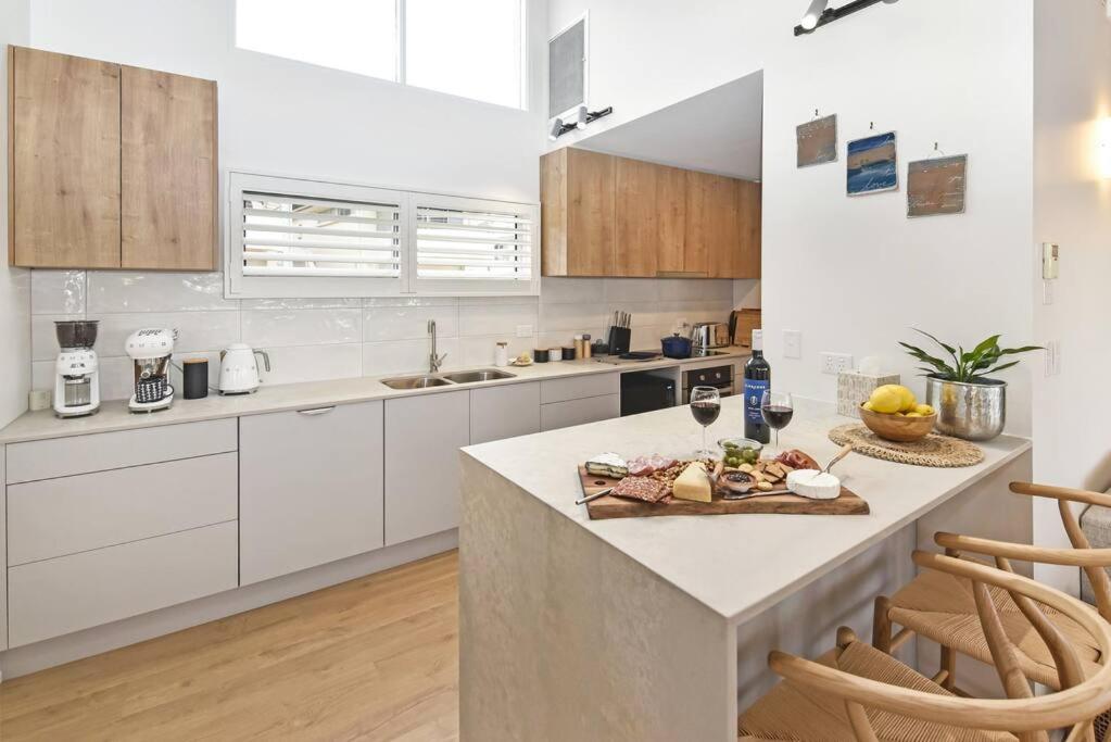 Seacliff Beach Retreat Lux, Modern, Seaviews, 3BR, Balcony