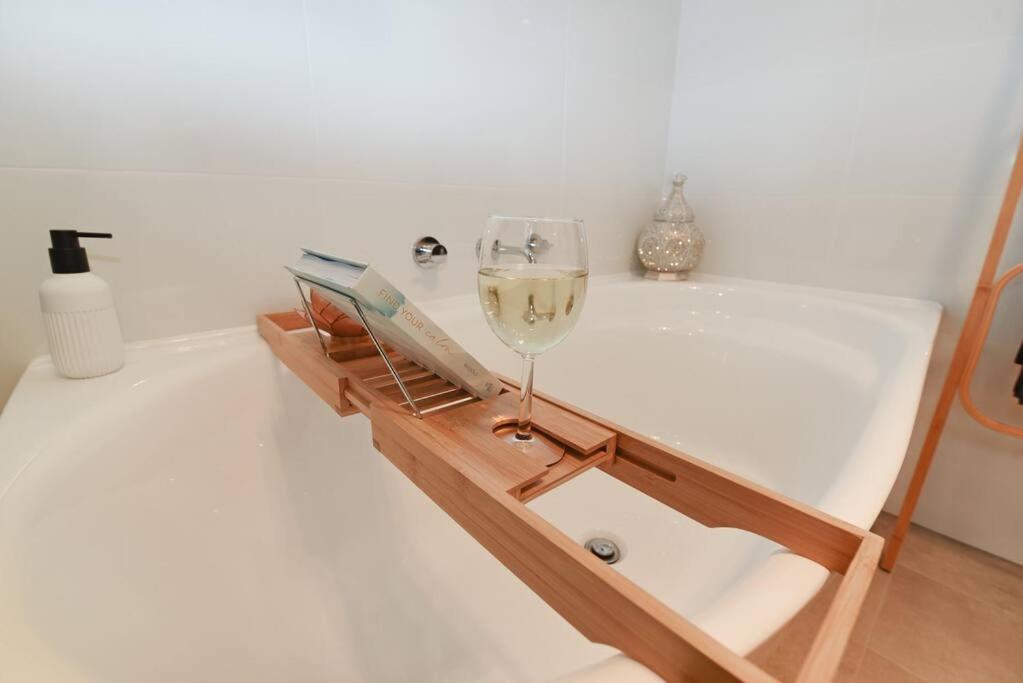 Seacliff Beach Retreat Lux, Modern, Seaviews, 3BR, Balcony