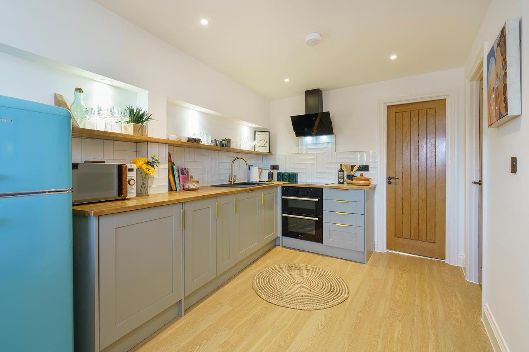 Evergreen - 2 Bed Luxury Apartment by Mint Stays view 5