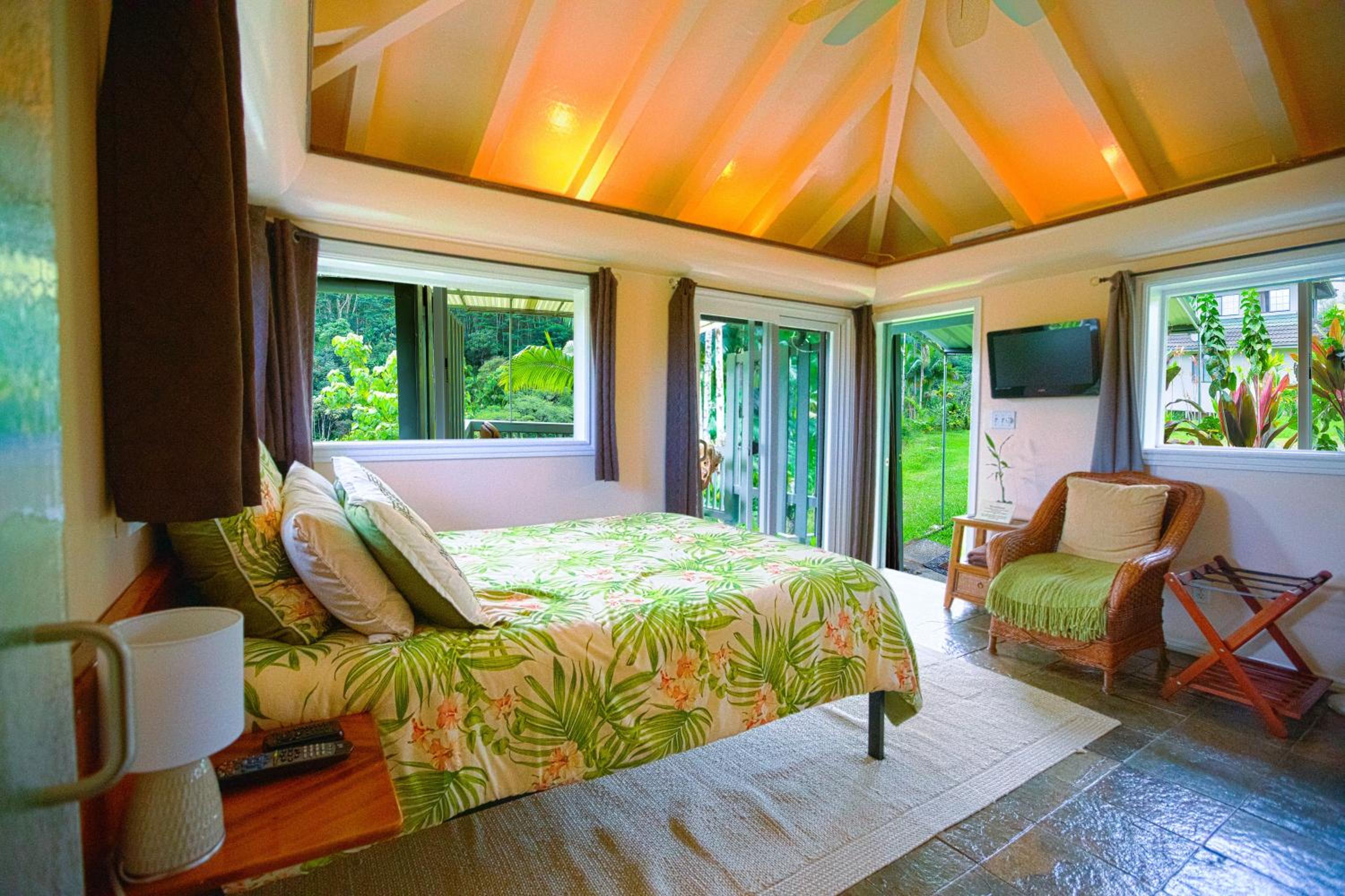 Big Island Vacations - The Inn at Kulaniapia Falls - Property Image 4