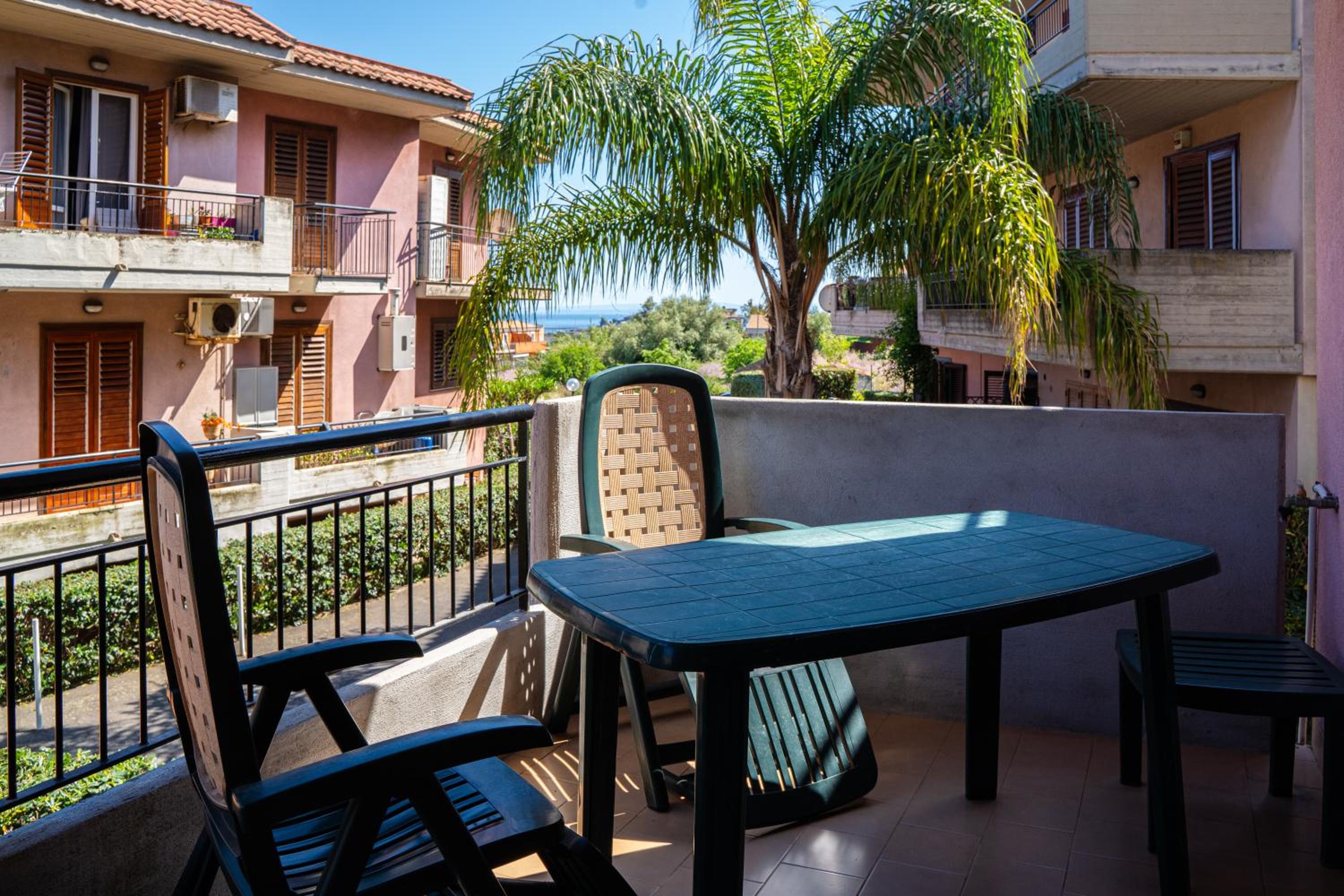 Elegant apartment in residence with large pool view 5