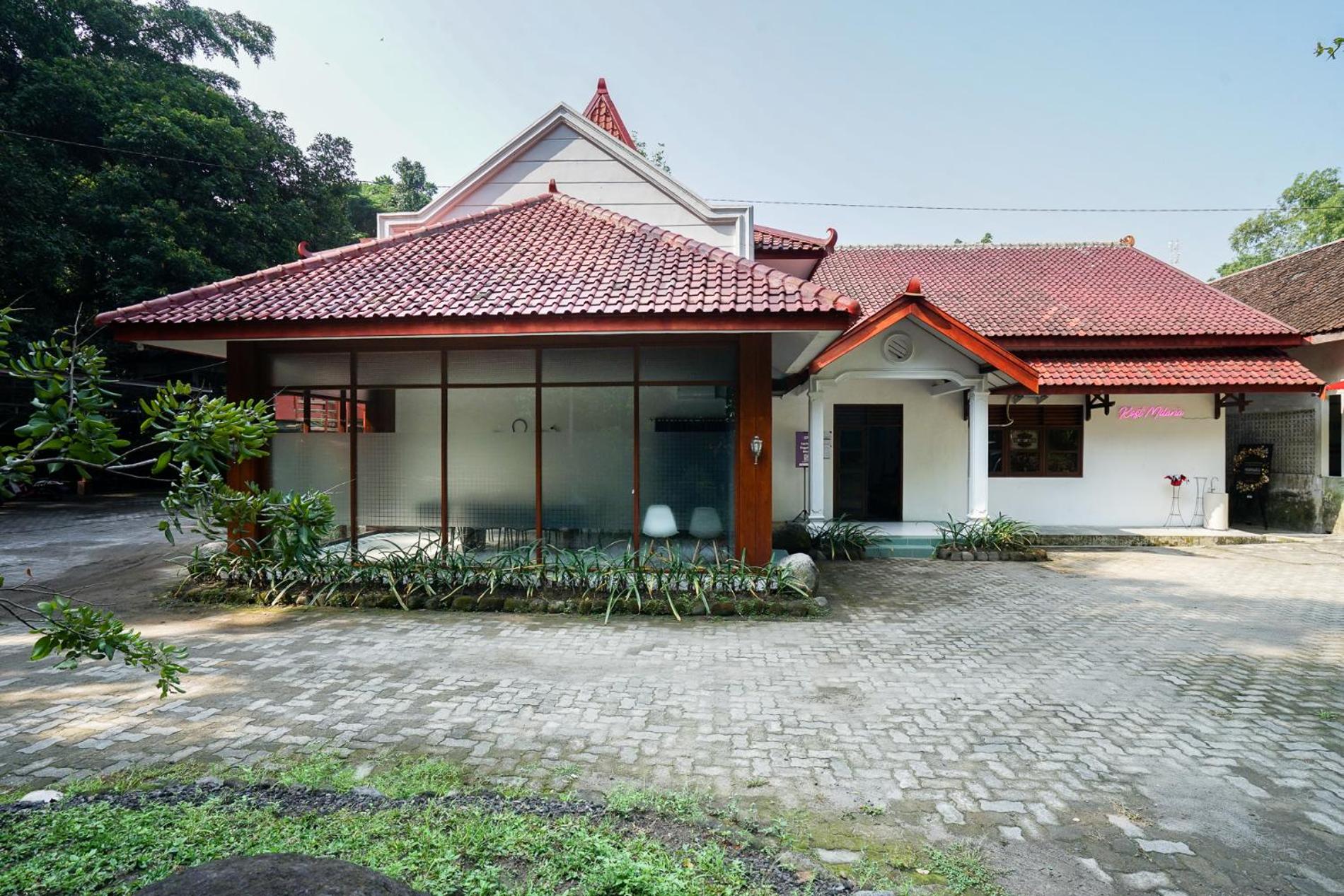 Singgahsini Milana Near Plaza Ambarrukmo Female Only view 5