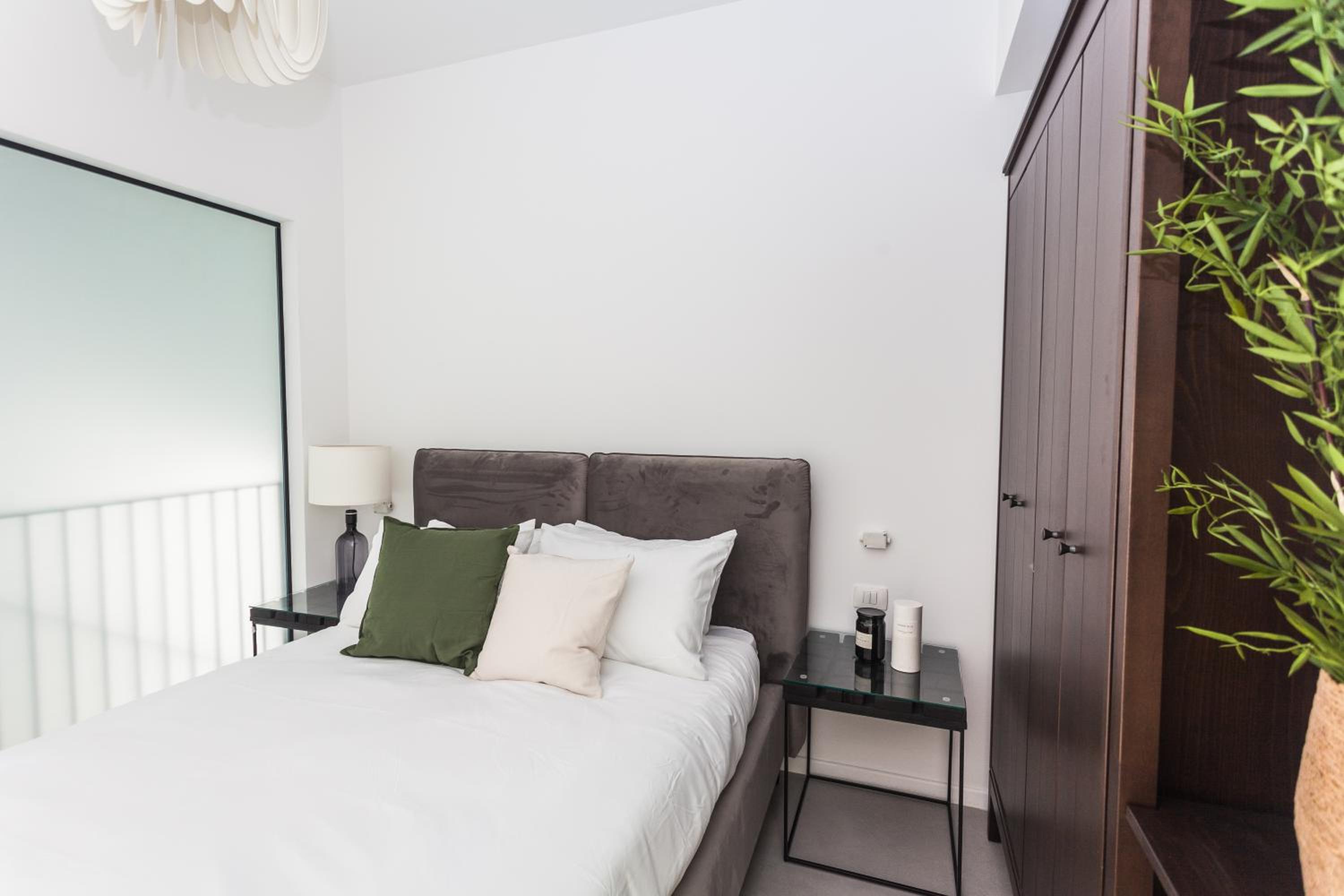 Luxurious 4BD apt near Carmel Market, 5min to Banana Beach view 2