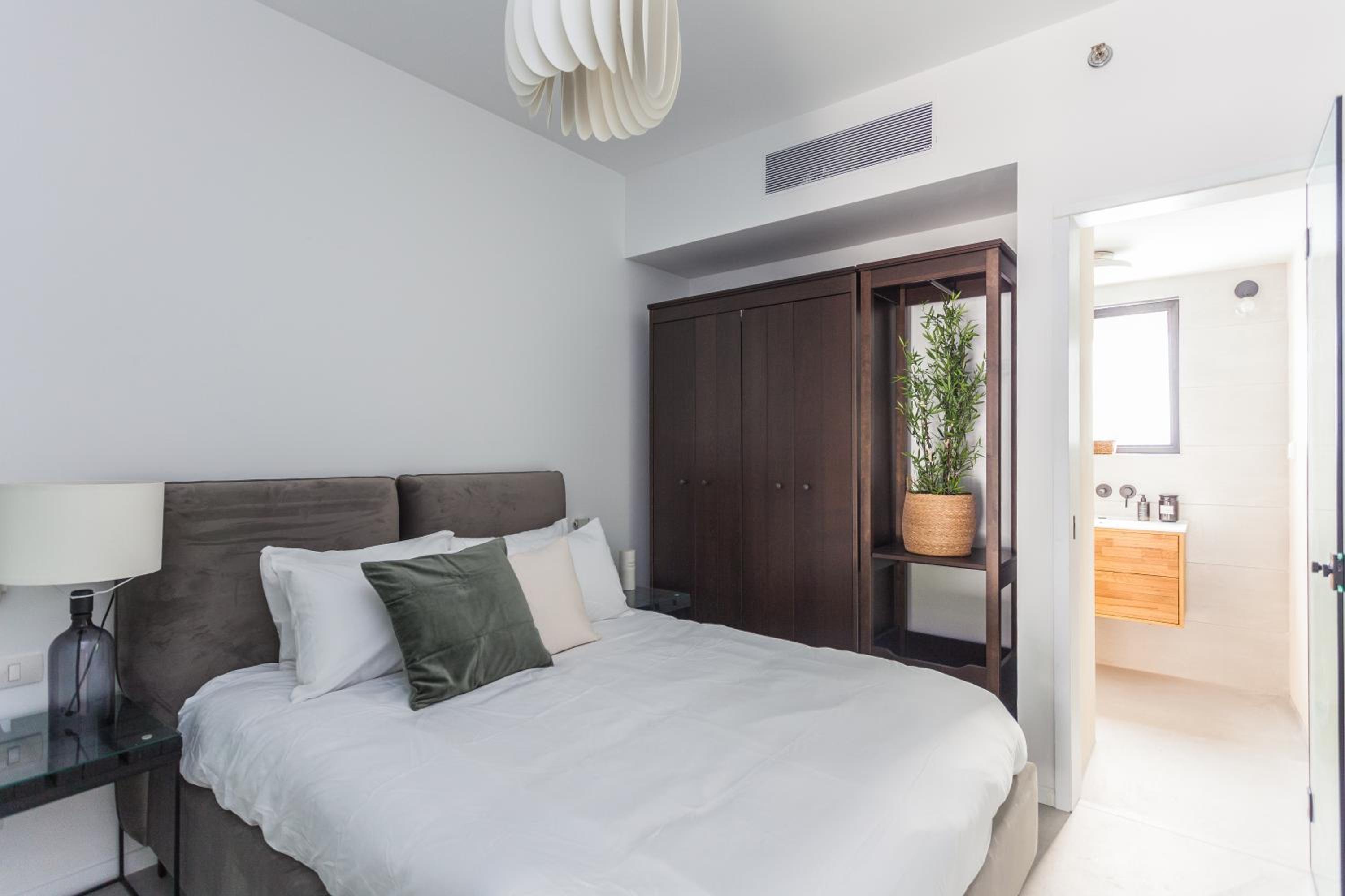 Luxurious 4BD apt near Carmel Market, 5min to Banana Beach view 3
