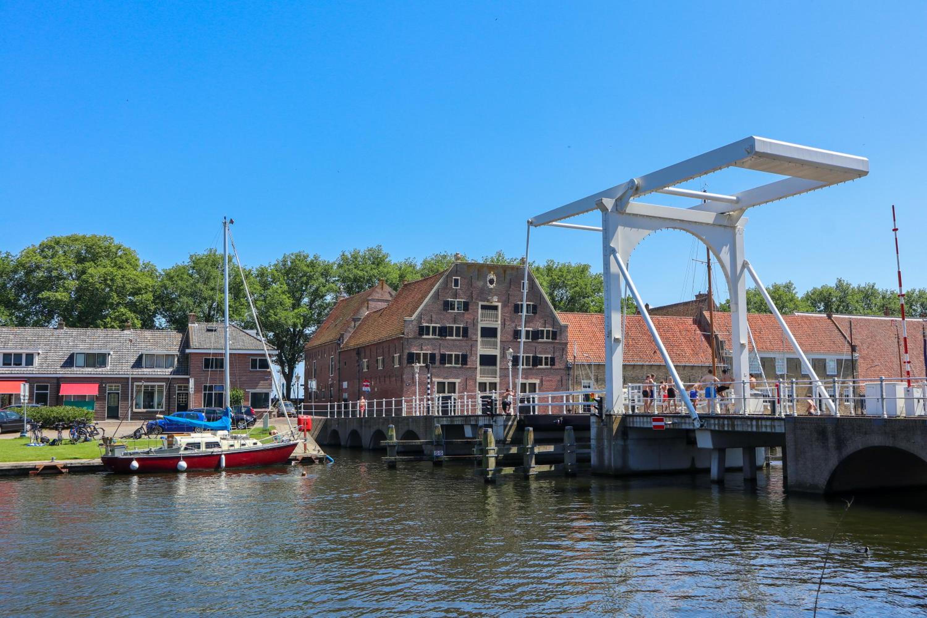 Pavilion Waterfront 6