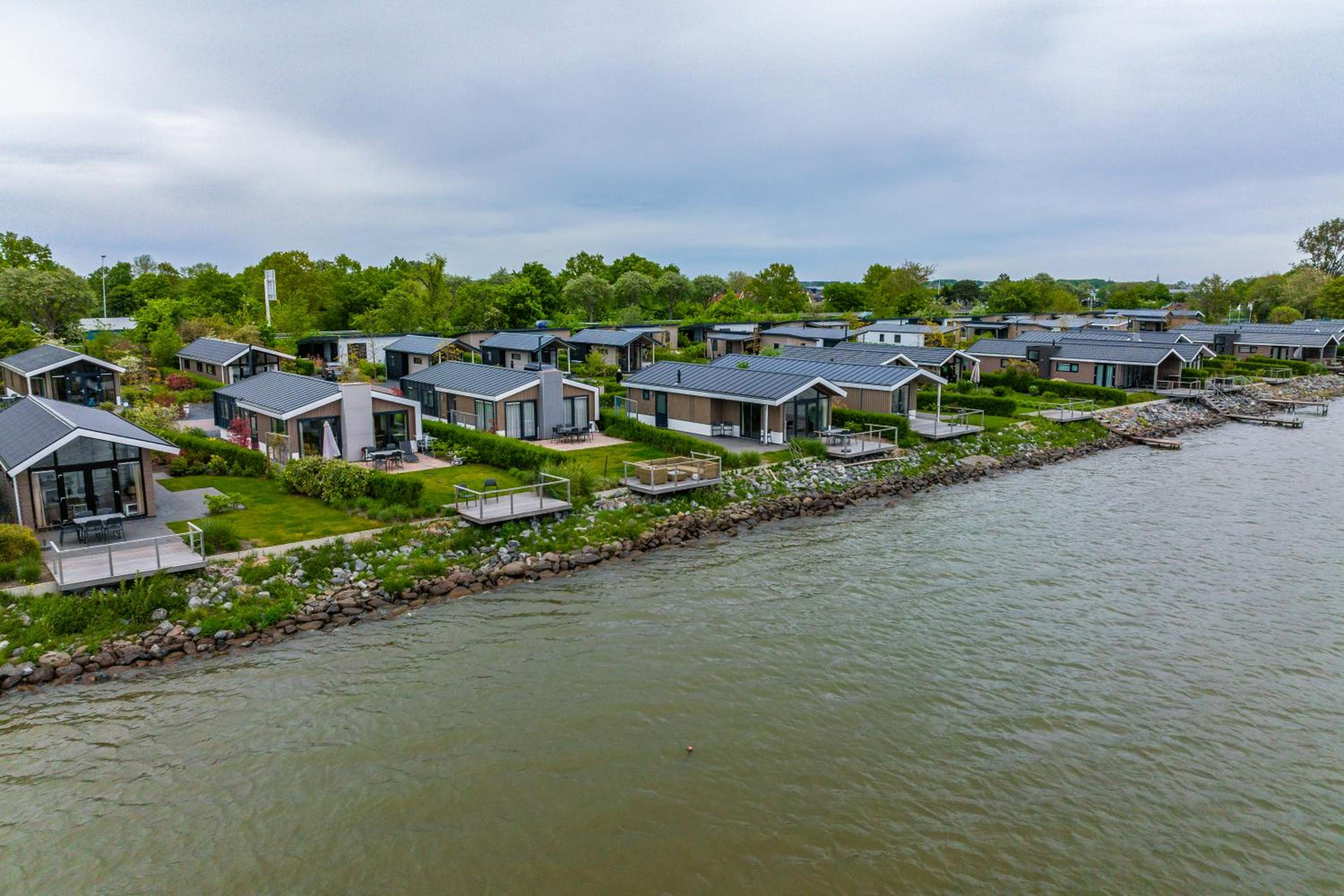 Pavilion Waterfront 6
