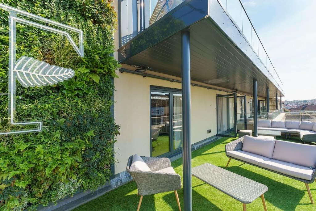 Darlington - 2 Bedroom Luxury Apartment by Mint Stays view 2
