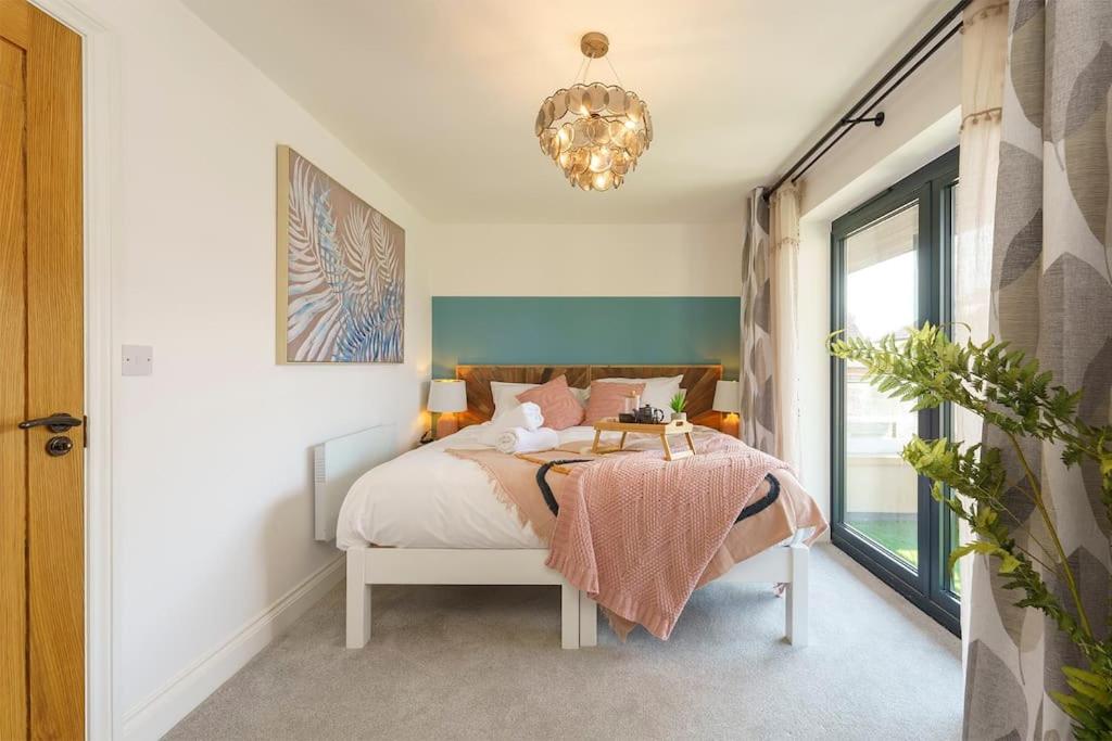 Darlington - 2 Bedroom Luxury Apartment by Mint Stays view 3