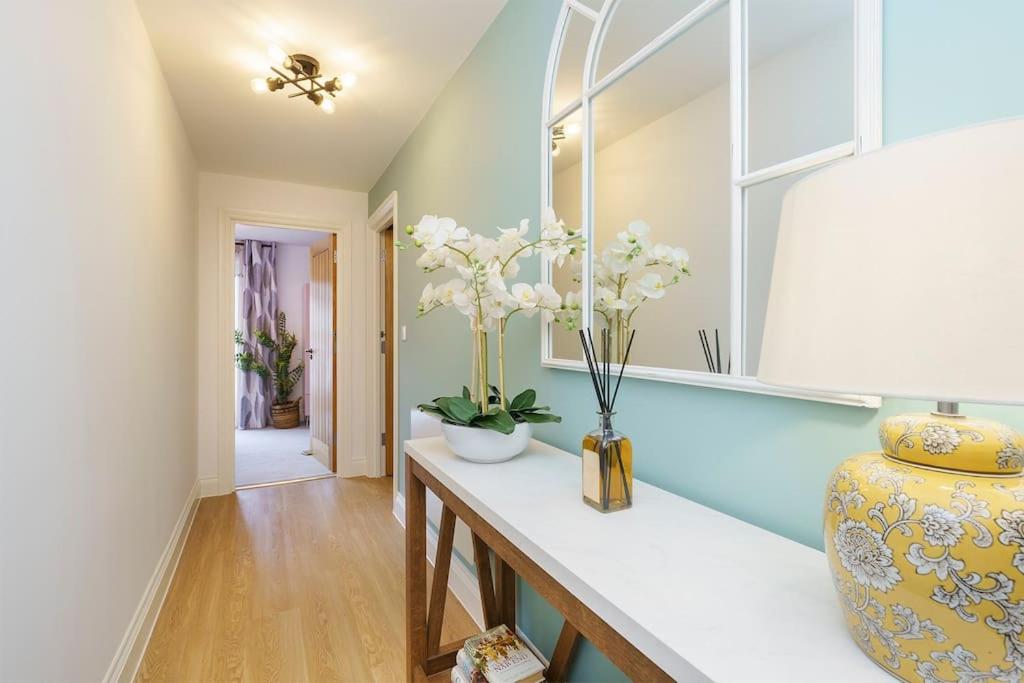 Darlington - 2 Bedroom Luxury Apartment by Mint Stays view 4