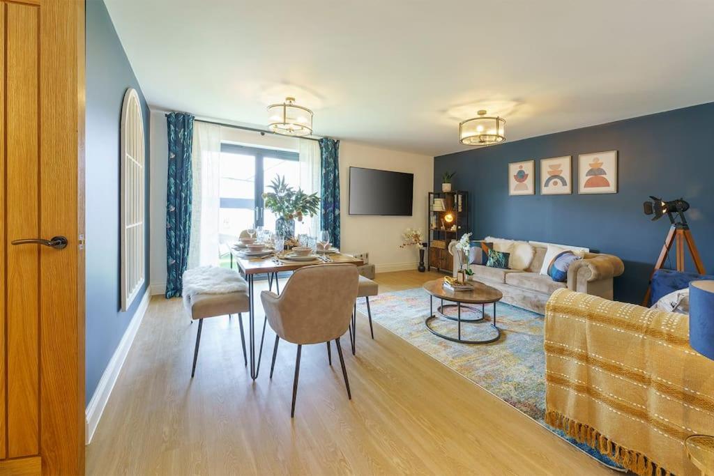 Darlington - 2 Bedroom Luxury Apartment by Mint Stays view 5