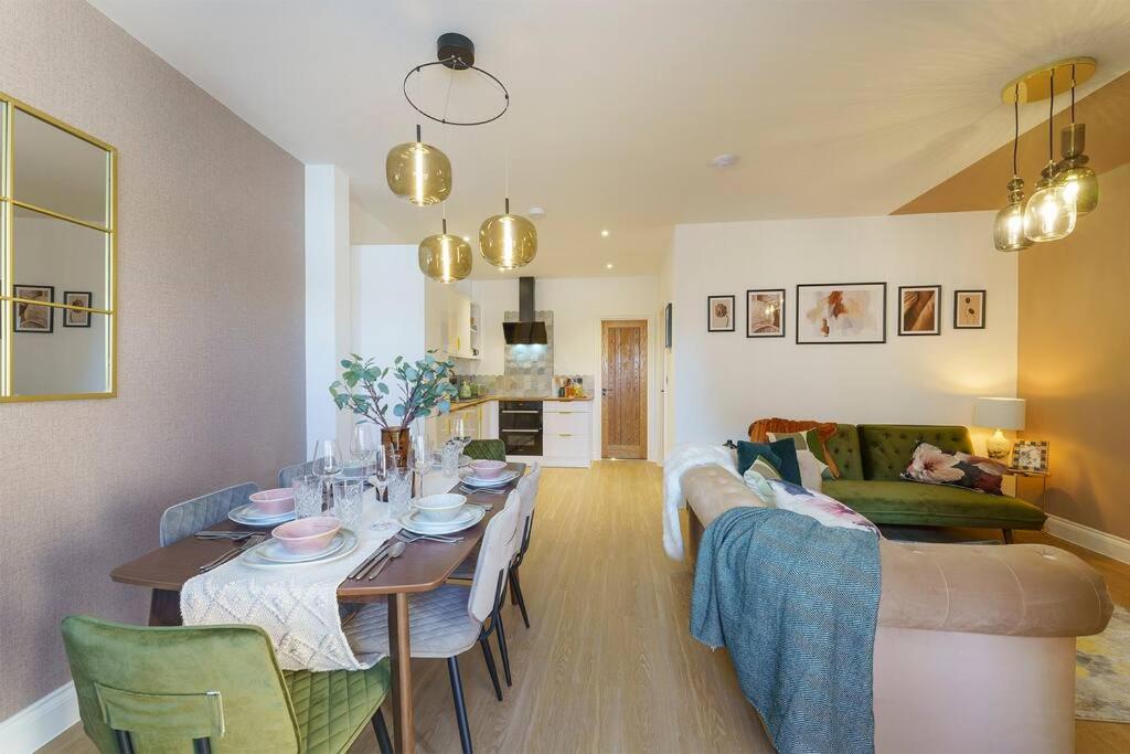 Bressingham - 2 Bedroom Luxury Apartment by Mint Stays view 2