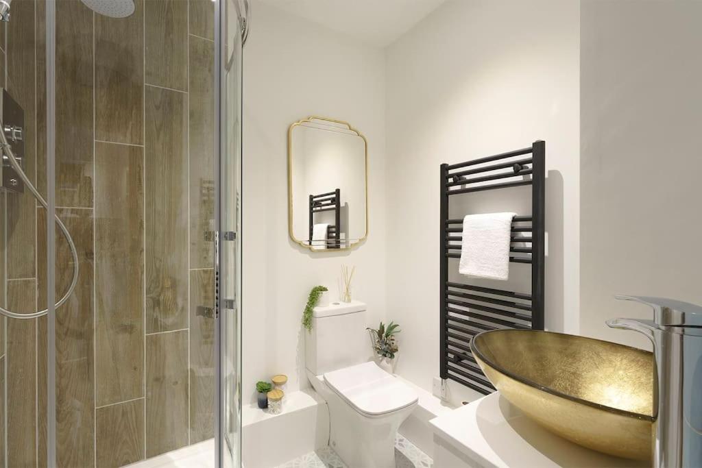 Bressingham - 2 Bedroom Luxury Apartment by Mint Stays view 3