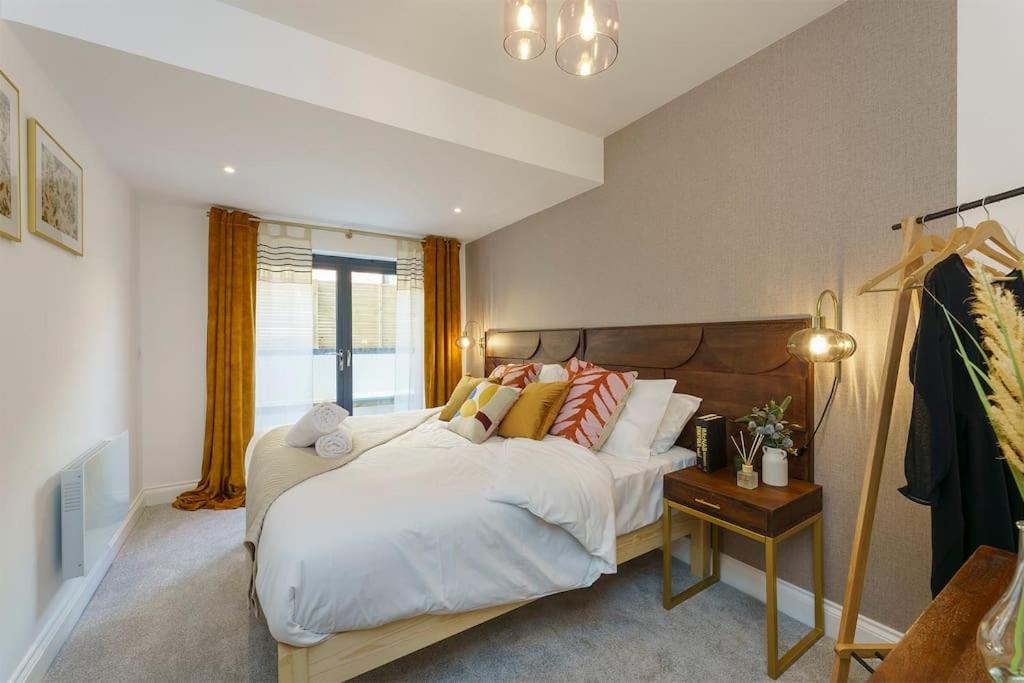 Bressingham - 2 Bedroom Luxury Apartment by Mint Stays view 4