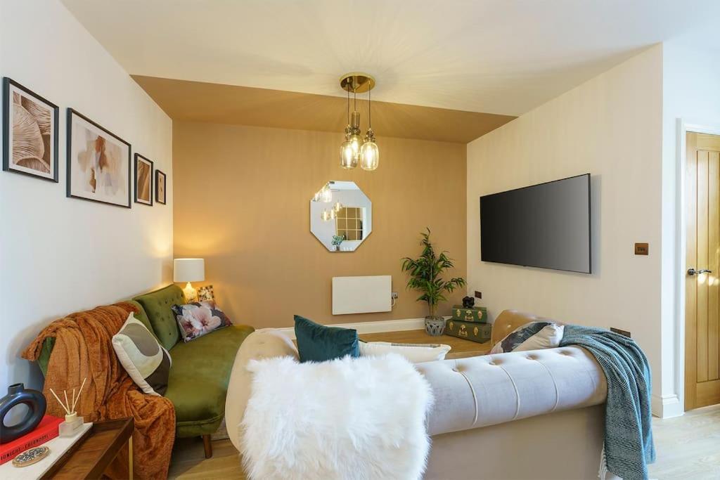 Bressingham - 2 Bedroom Luxury Apartment by Mint Stays view 5