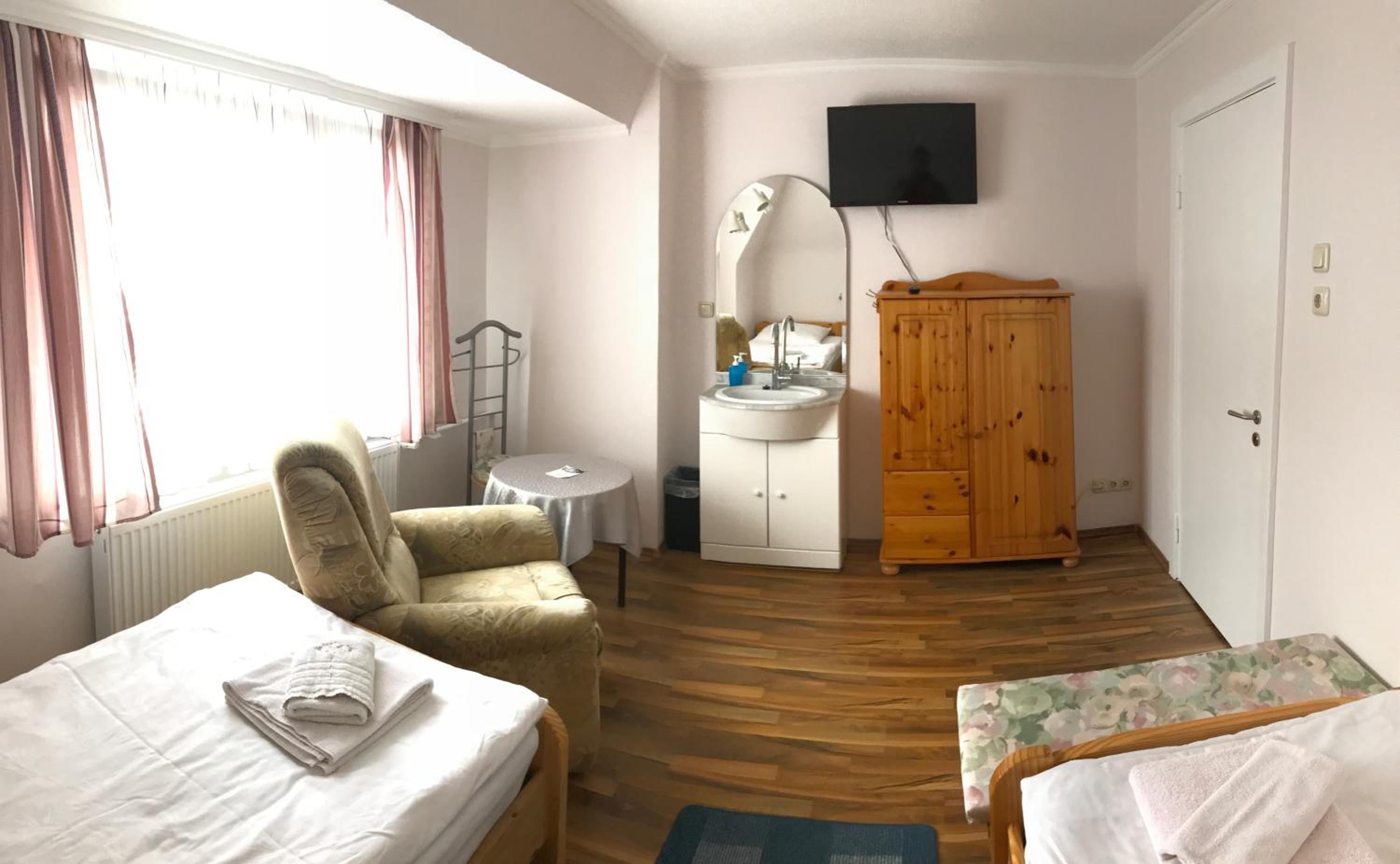 Garis Pension