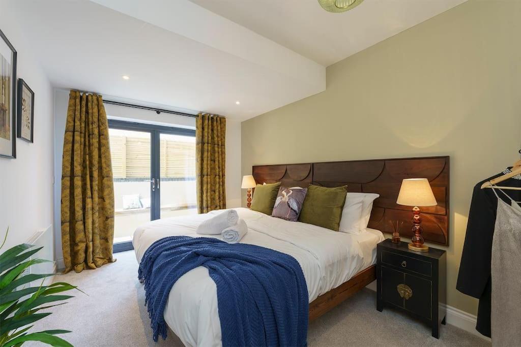 Lilyturf - 2 Bedroom Luxury Apartment by Mint Stays view 3