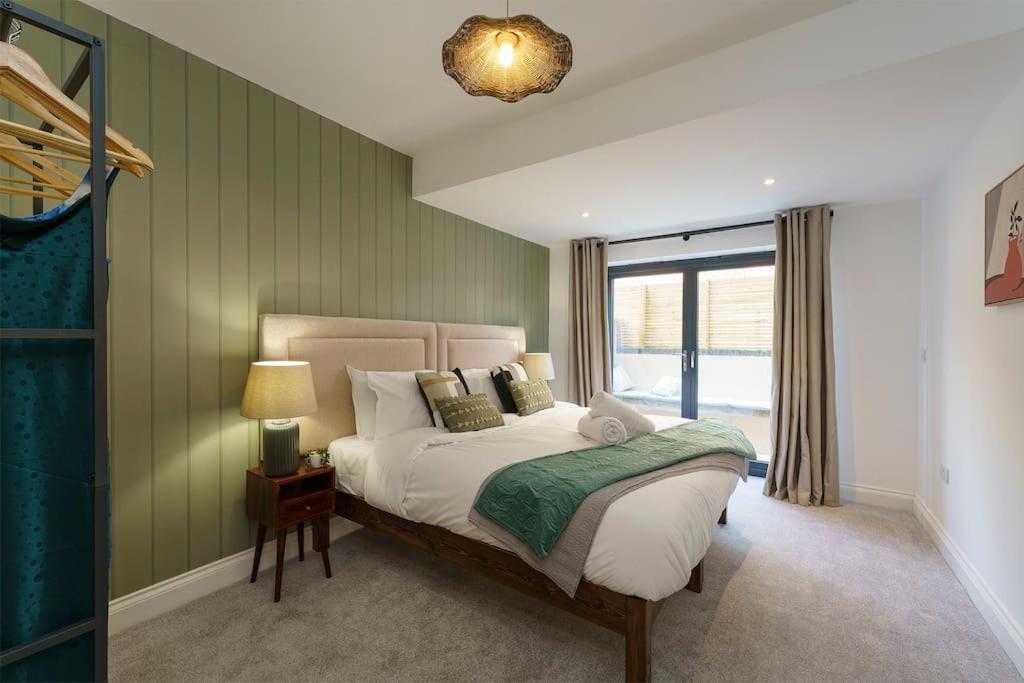 Lilyturf - 2 Bedroom Luxury Apartment by Mint Stays view 2