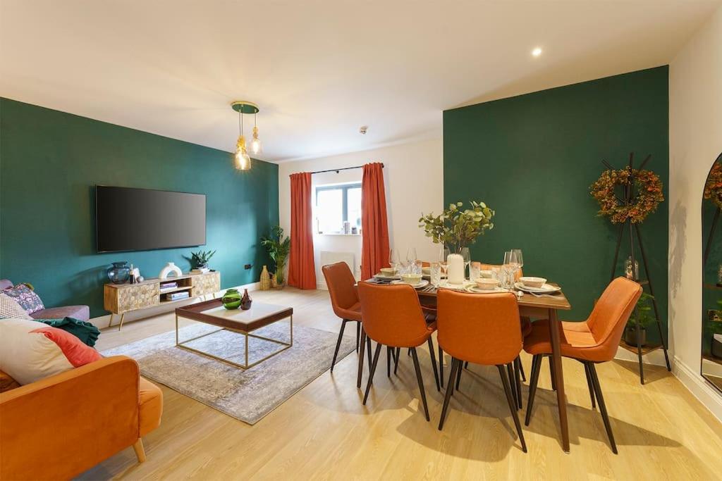 Lilyturf - 2 Bedroom Luxury Apartment by Mint Stays view 5