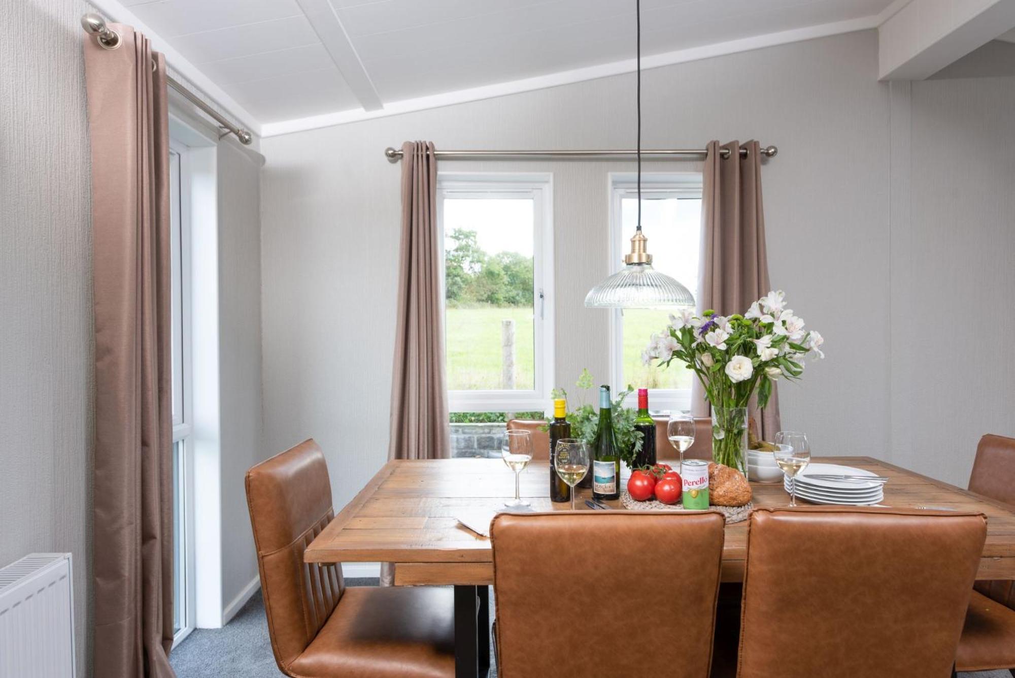 Daisy Lodge, 6 Roadford Lake Lodges