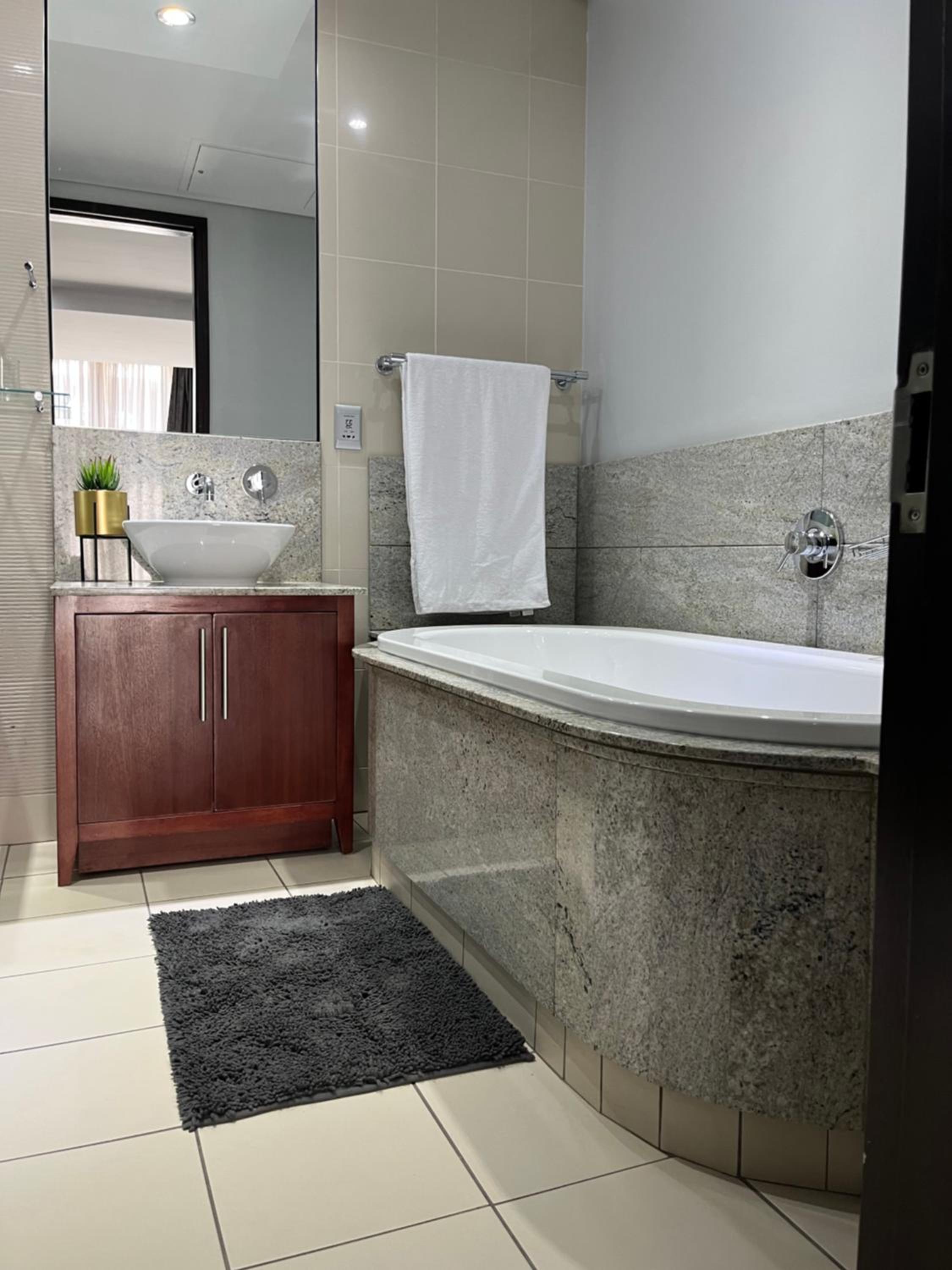 Johannesburg Vacations - Luxury Apartment - Michelangelo Towers - Property Image 34