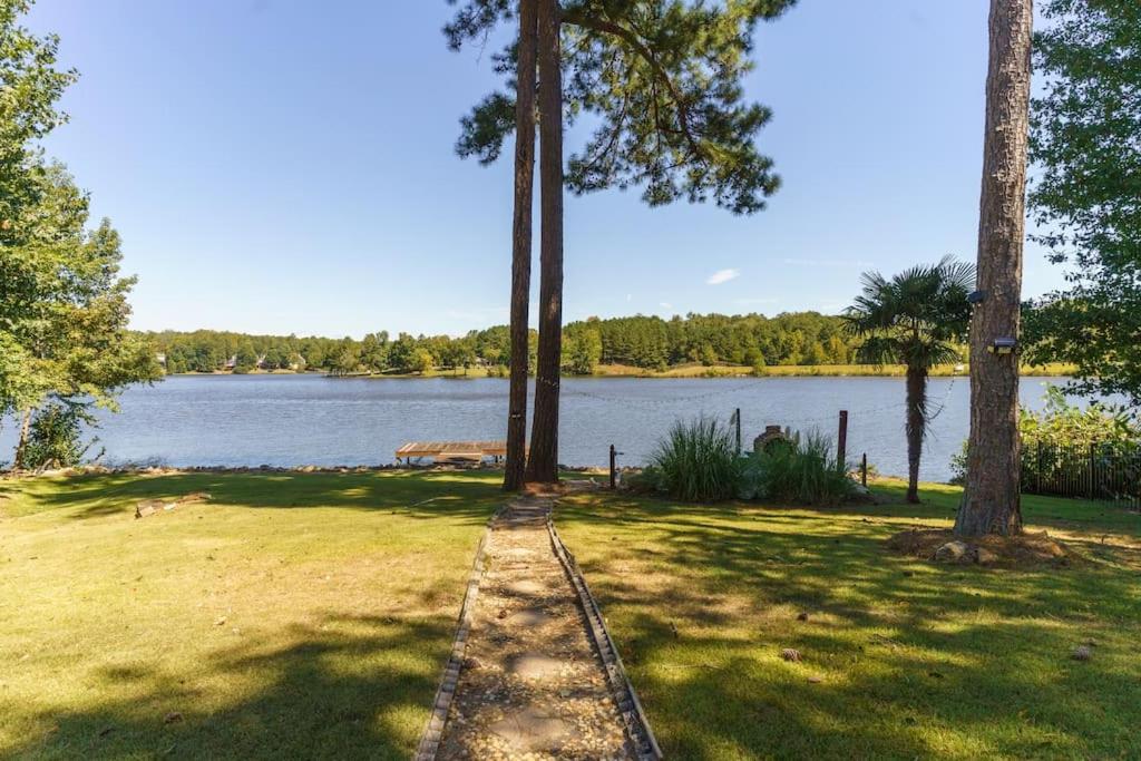 Relaxing Retreat with 55-Inch TV and Lake Views view 5