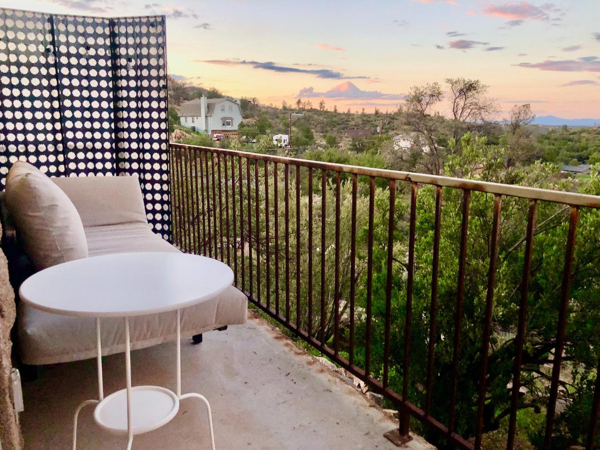 Prescott Vacations - NEW Feather Your Nest King bed Casita, Balcony/BBQ, Amazing views great Location! Dog friendly - Property Image 7