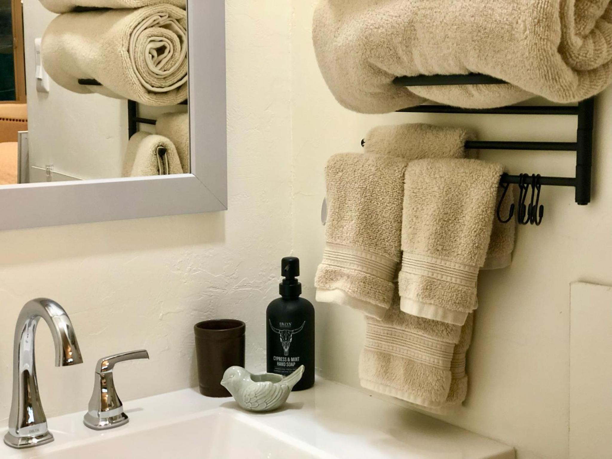 Prescott Vacations - NEW Feather Your Nest King bed Casita, Balcony/BBQ, Amazing views great Location! Dog friendly - Property Image 18