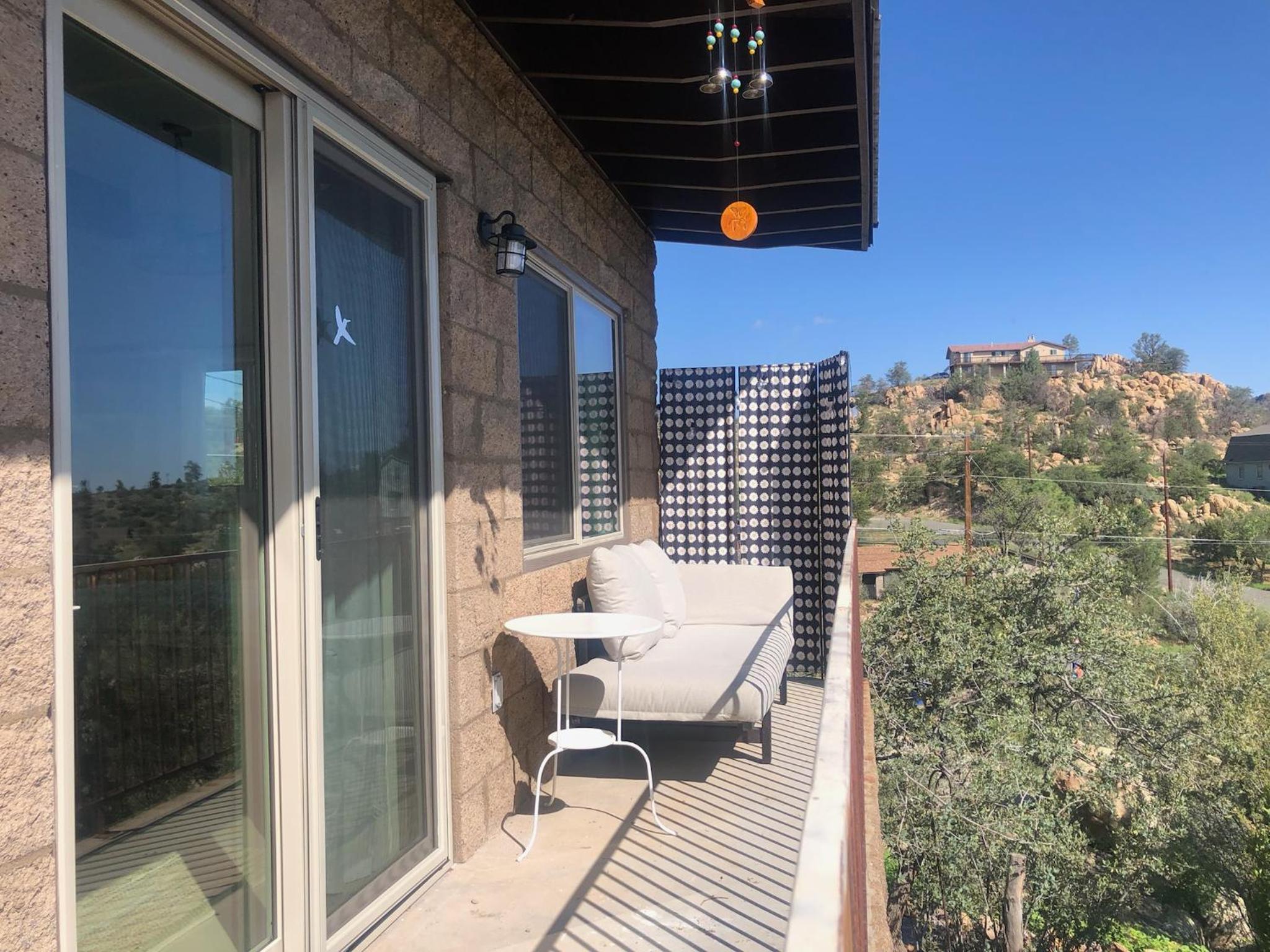 Prescott Vacations - NEW Feather Your Nest King bed Casita, Balcony/BBQ, Amazing views great Location! Dog friendly - Property Image 2