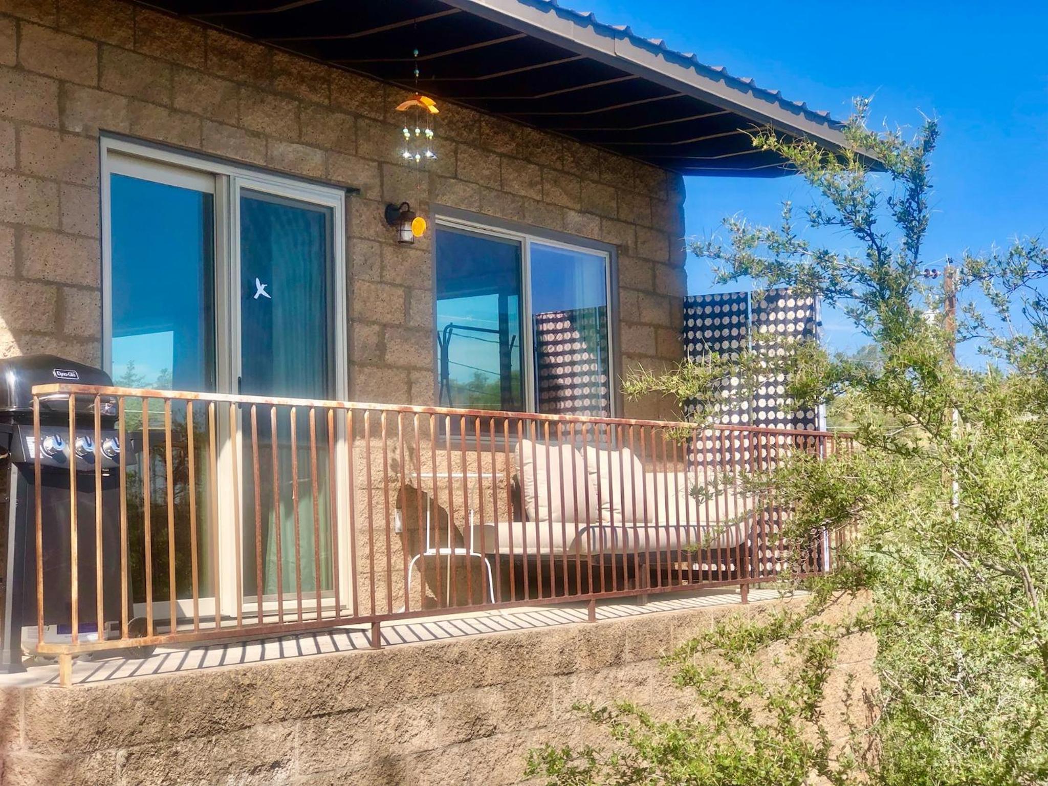 Prescott Vacations - NEW Feather Your Nest King bed Casita, Balcony/BBQ, Amazing views great Location! Dog friendly - Property Image 11