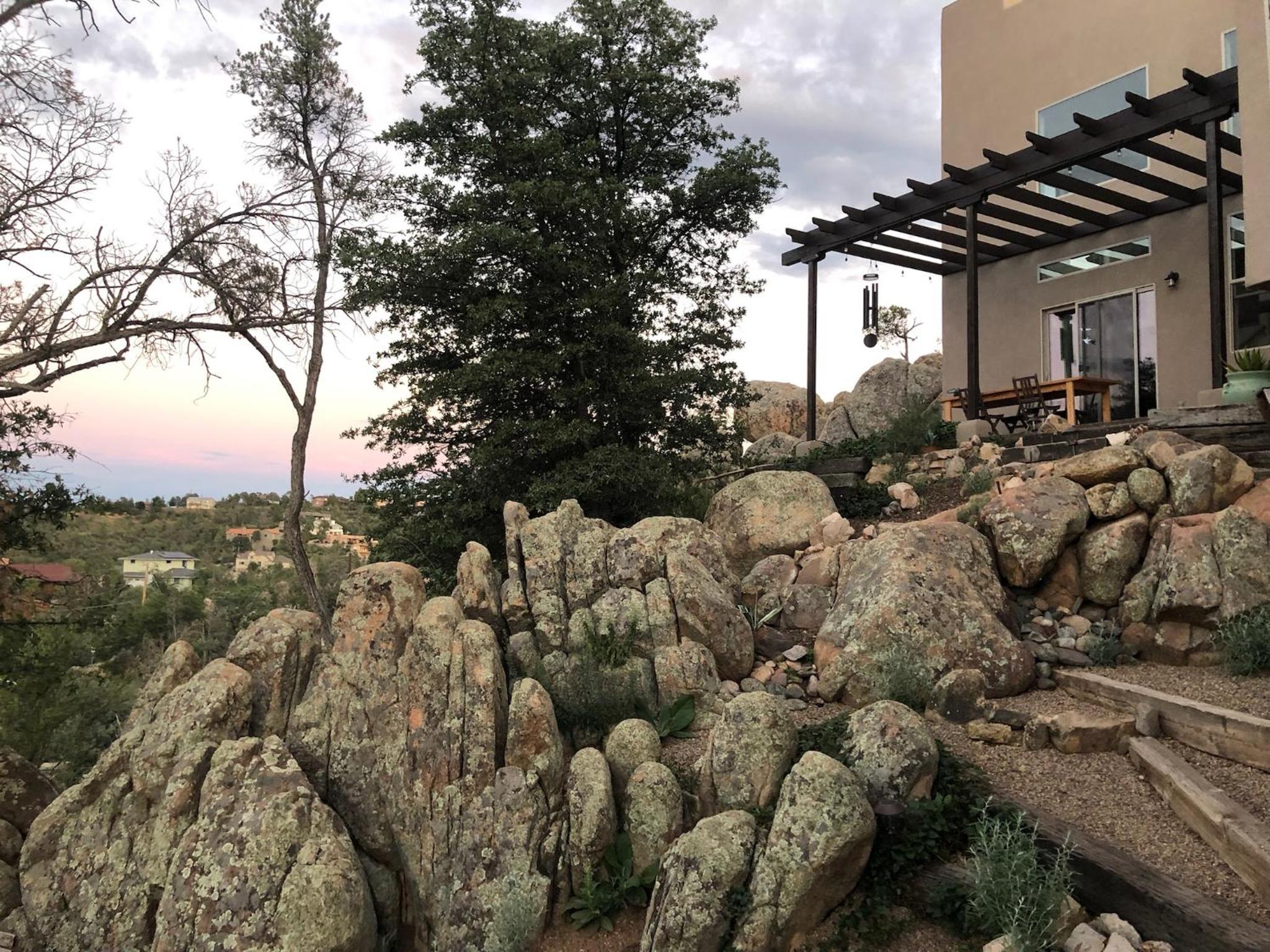 Prescott Vacations - NEW Feather Your Nest King bed Casita, Balcony/BBQ, Amazing views great Location! Dog friendly - Property Image 9