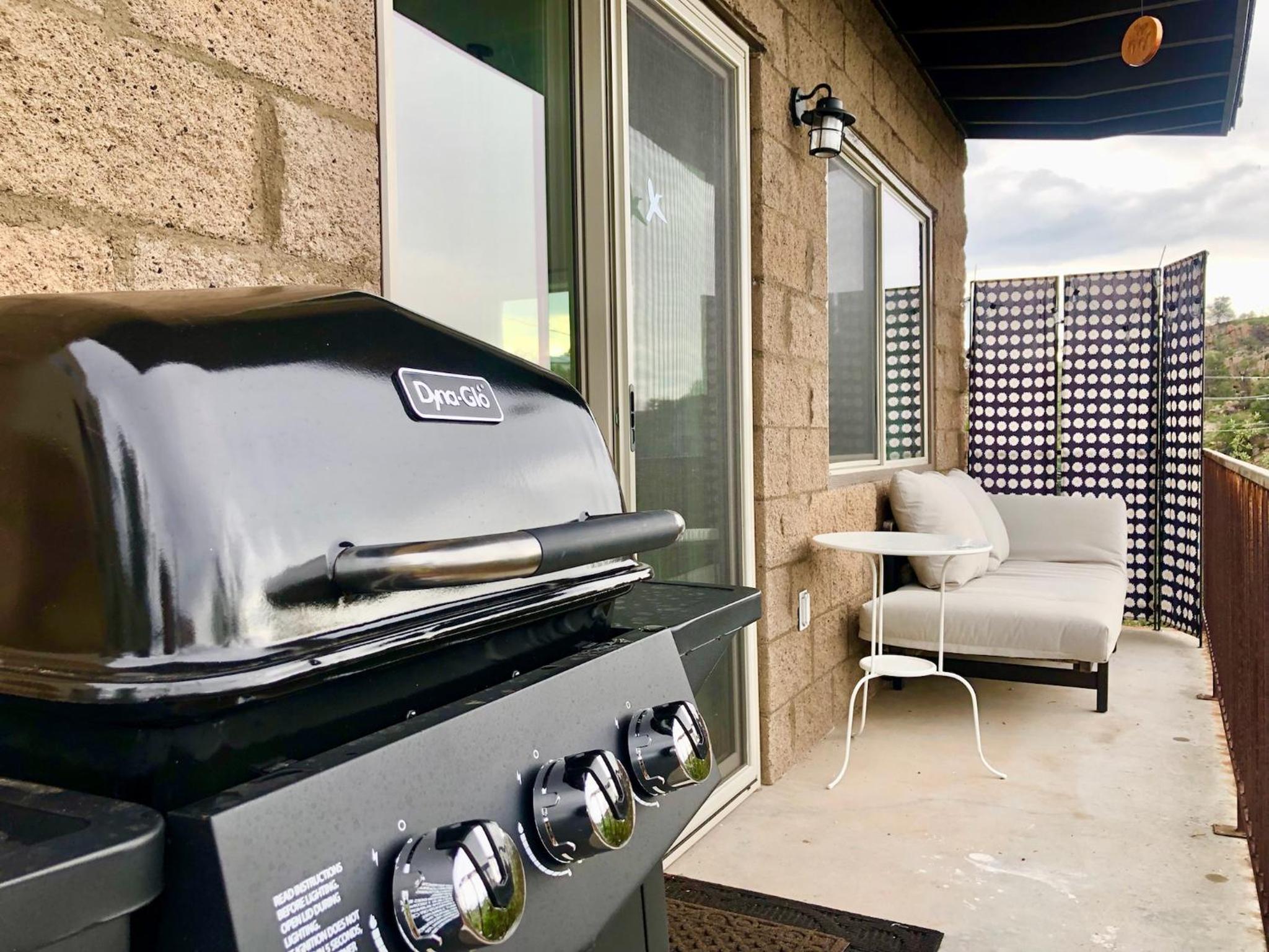 Prescott Vacations - NEW Feather Your Nest King bed Casita, Balcony/BBQ, Amazing views great Location! Dog friendly - Property Image 5