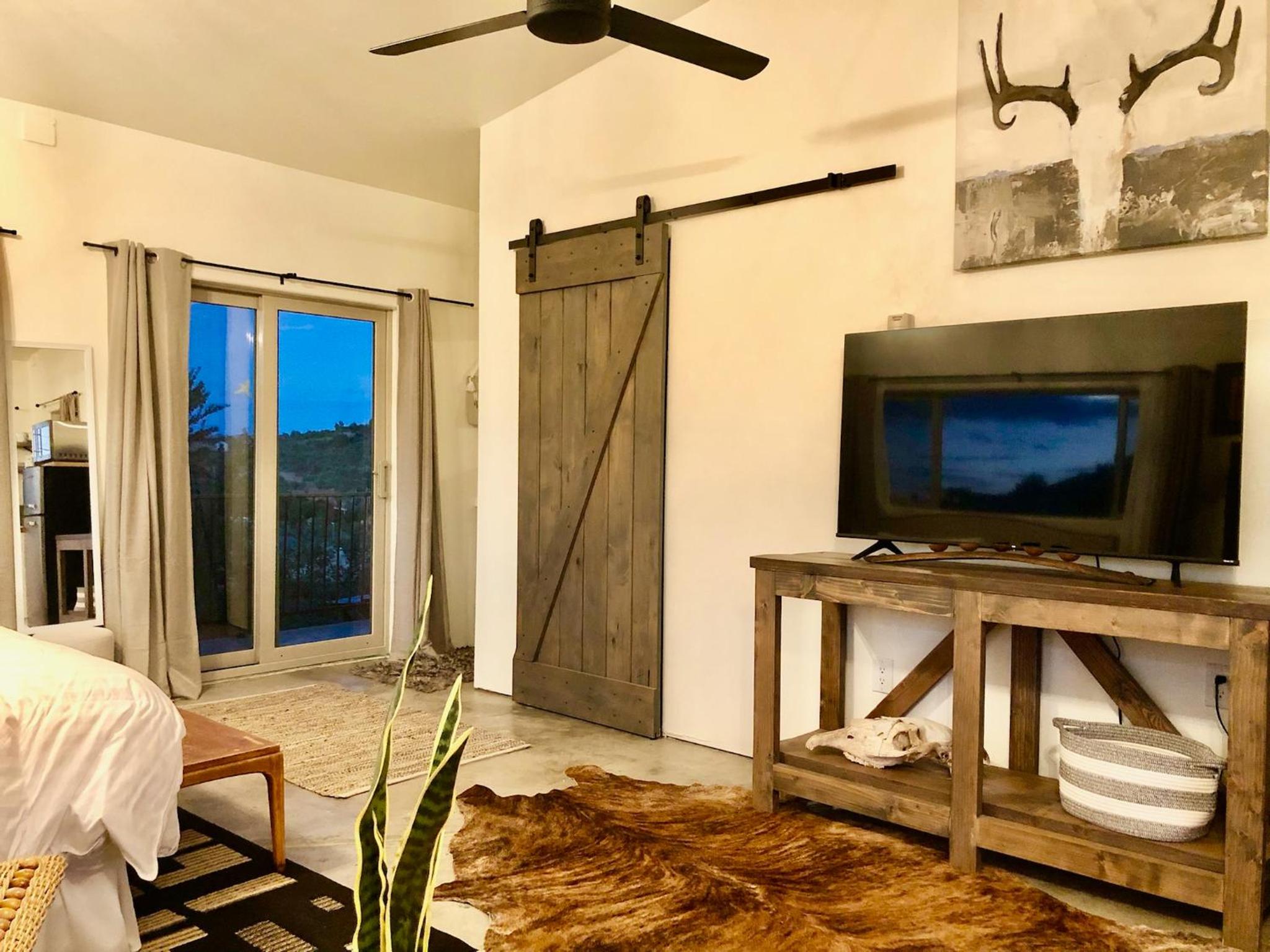 Prescott Vacations - NEW Feather Your Nest King bed Casita, Balcony/BBQ, Amazing views great Location! Dog friendly - Property Image 13