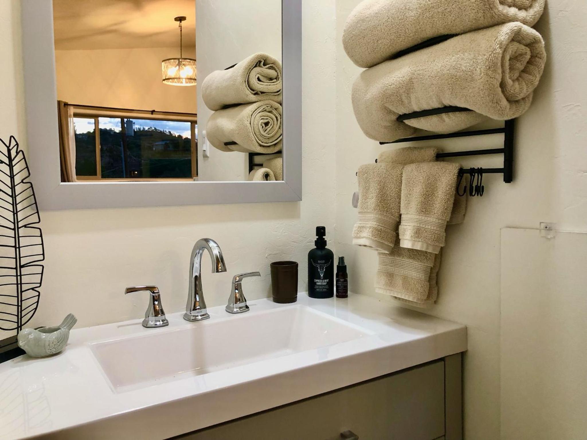 Prescott Vacations - NEW Feather Your Nest King bed Casita, Balcony/BBQ, Amazing views great Location! Dog friendly - Property Image 61
