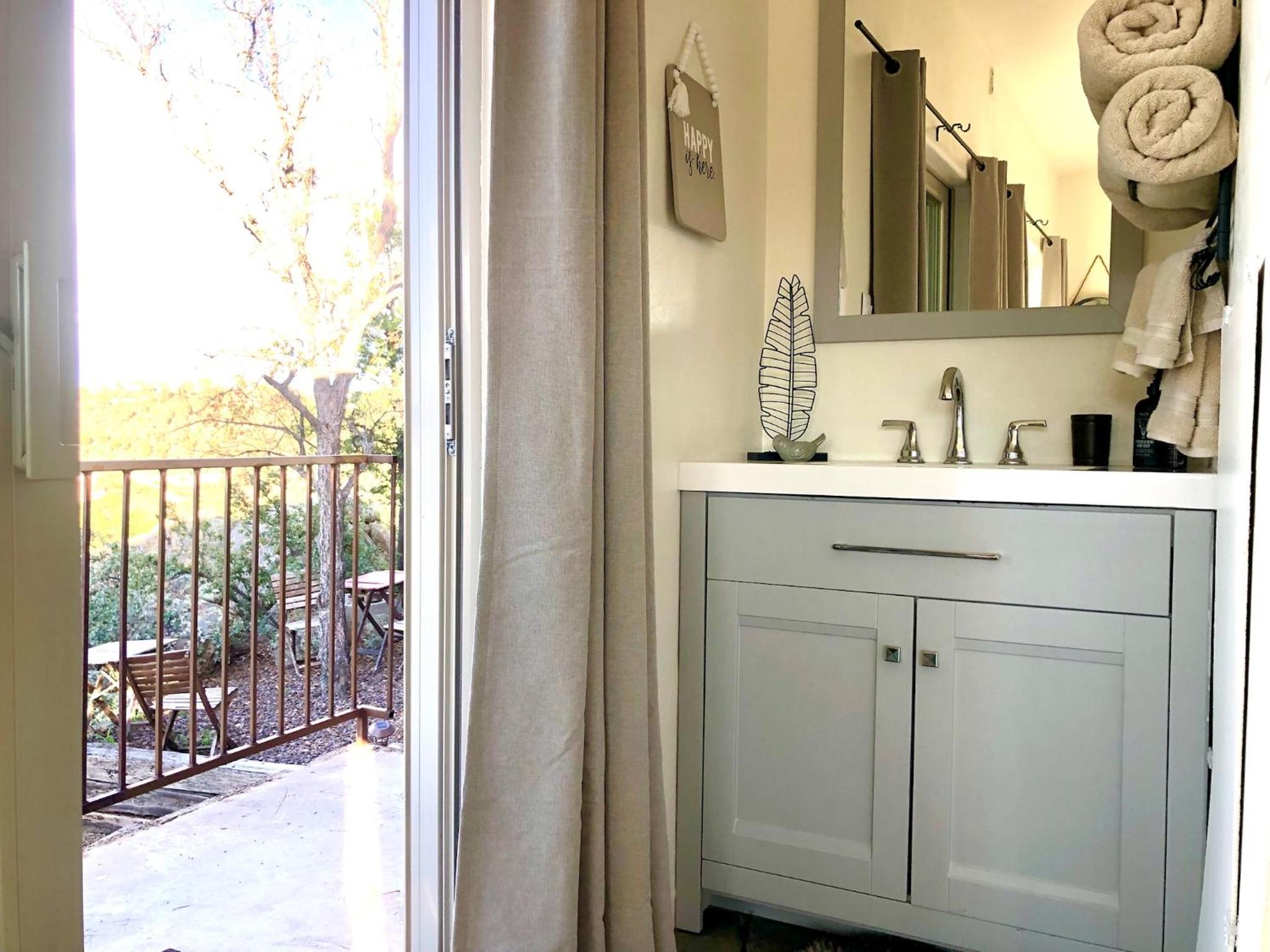 Prescott Vacations - NEW Feather Your Nest King bed Casita, Balcony/BBQ, Amazing views great Location! Dog friendly - Property Image 65